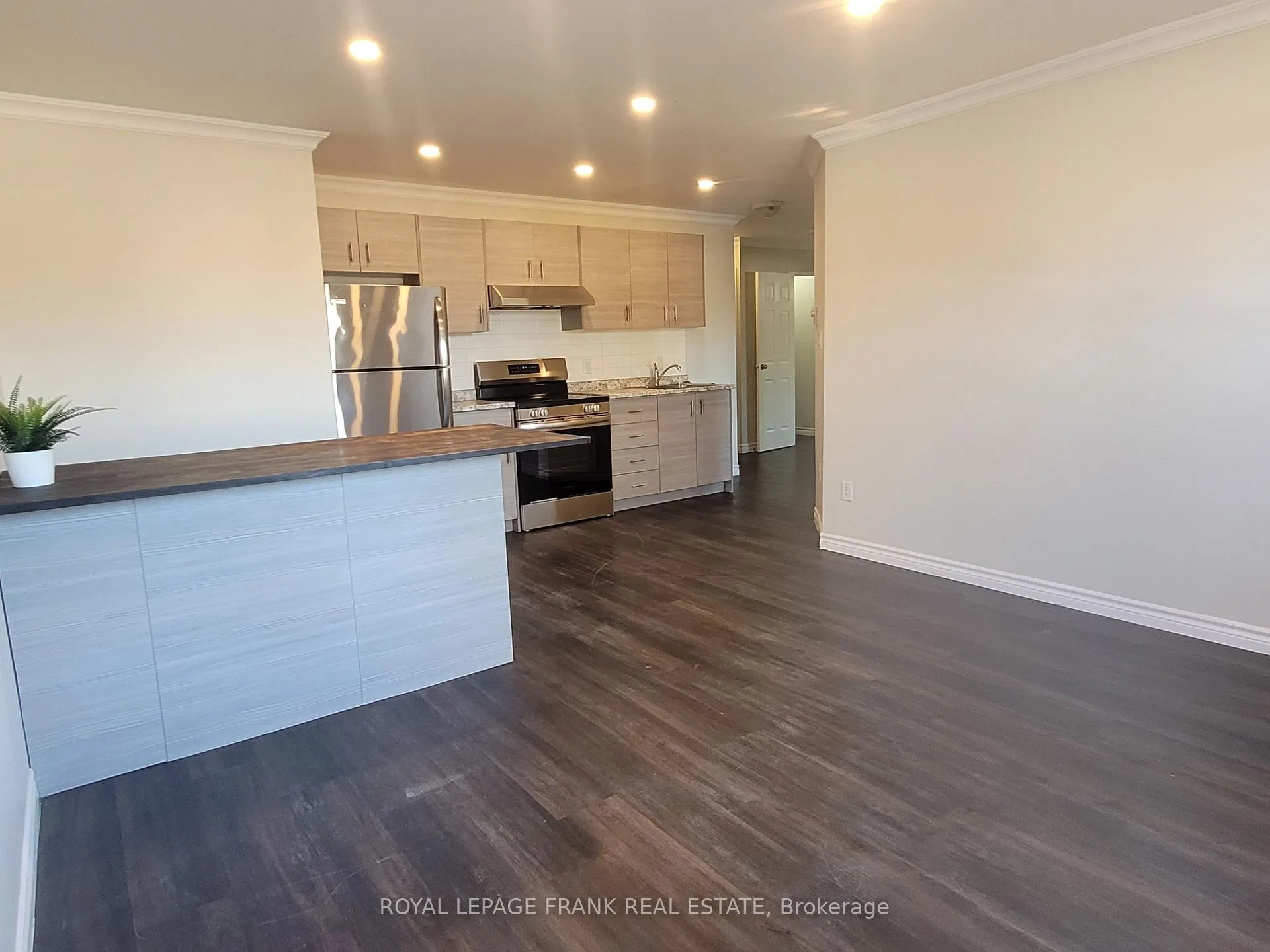 Photo 2 of Unit 8, 136 King Street, Clarington, Bowmanville — HOMEH