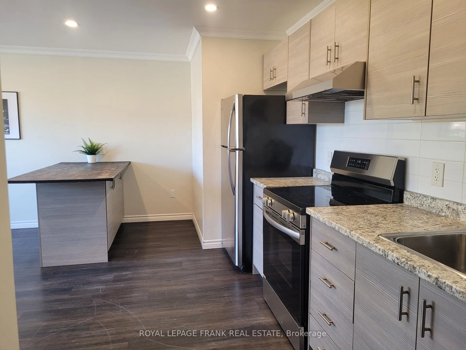 Photo 3 of Unit 8, 136 King Street, Clarington, Bowmanville — HOMEH
