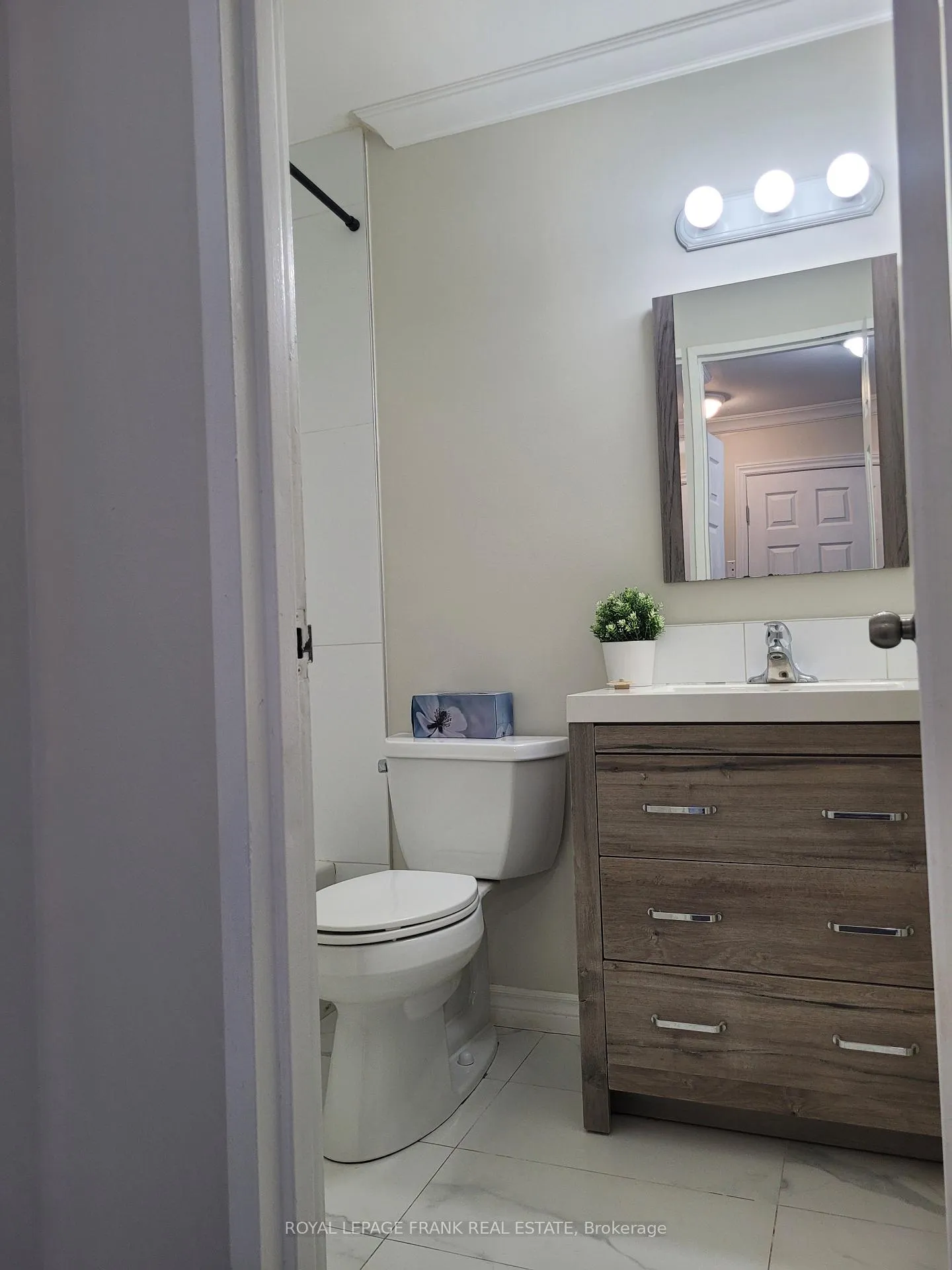 Photo 6 of Unit 8, 136 King Street, Clarington, Bowmanville — HOMEH