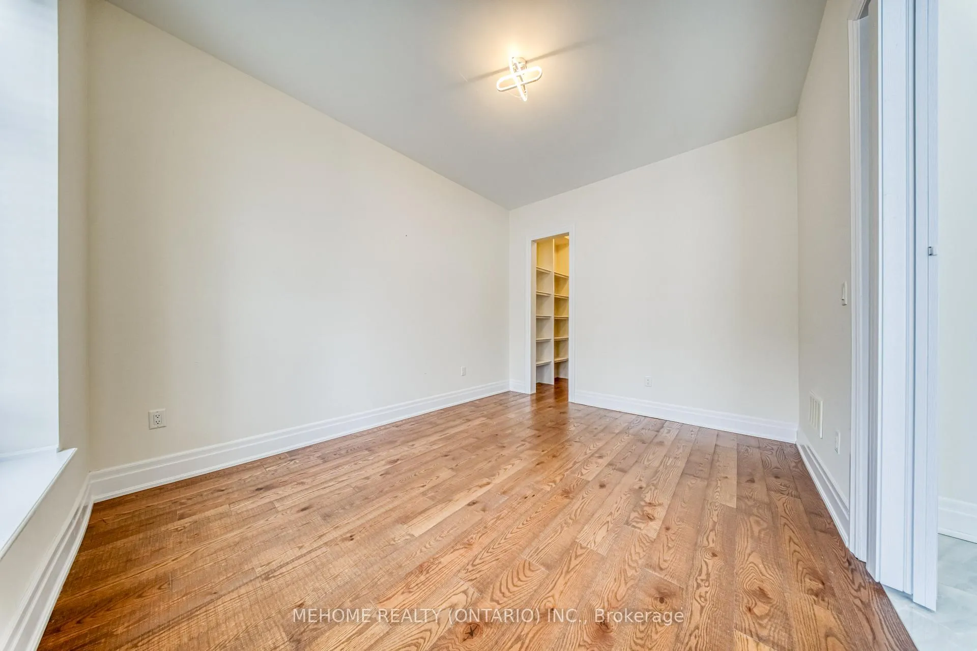 Photo 5 of 51 Bridgepointe Court, Aurora, Rural Aurora — HOMEH