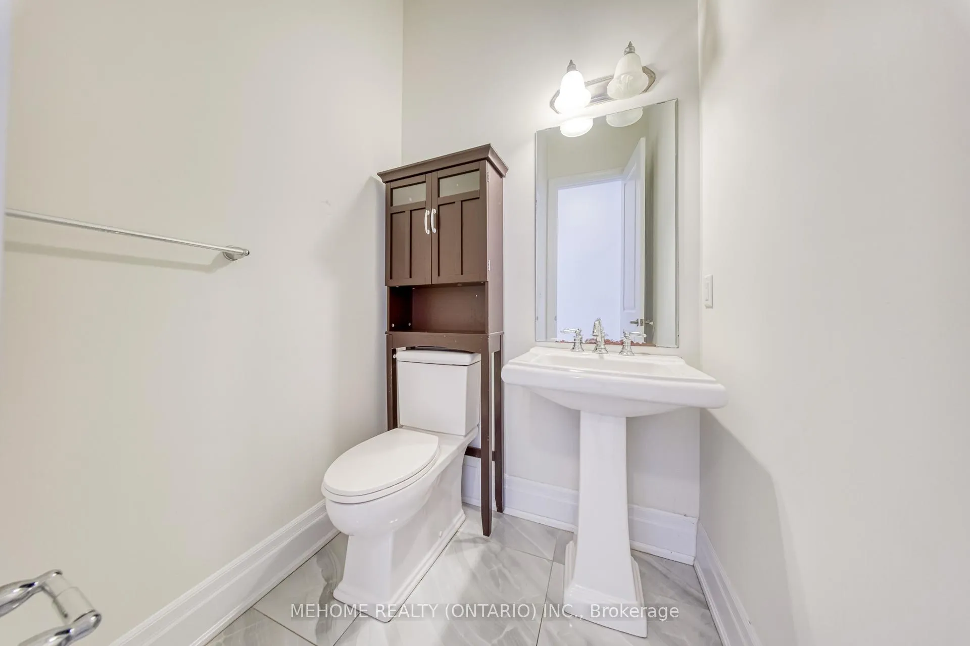 Photo 16 of 51 Bridgepointe Court, Aurora, Rural Aurora — HOMEH