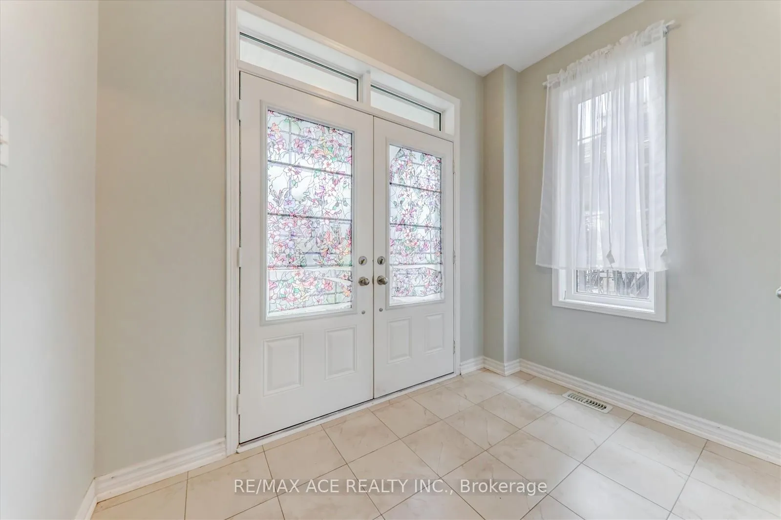 Photo 3 of 205 South Ocean Drive, Oshawa, Windfields — HOMEH