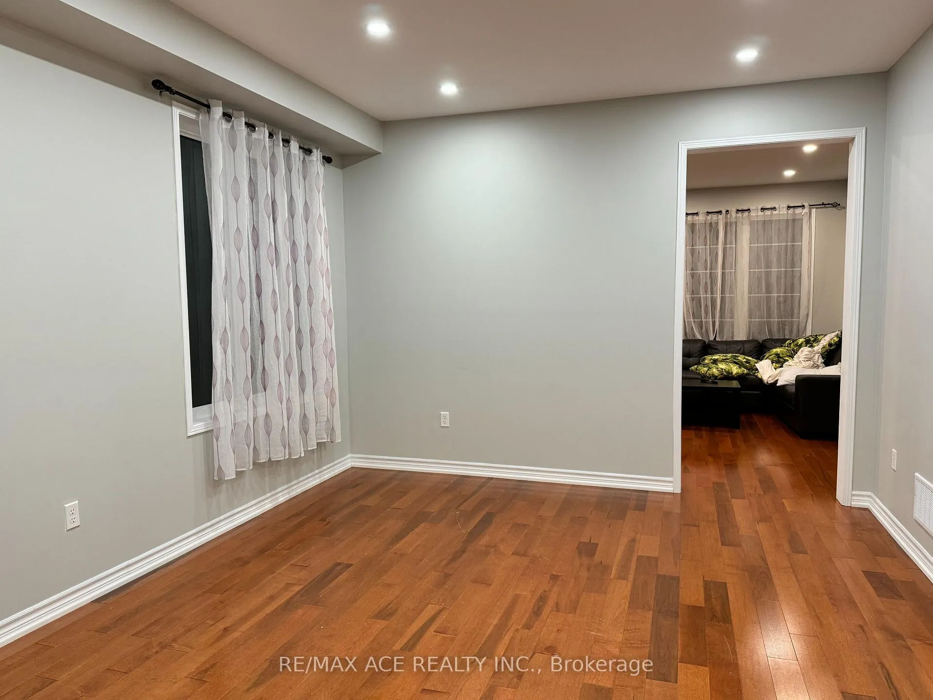 Photo 4 of 205 South Ocean Drive, Oshawa, Windfields — HOMEH
