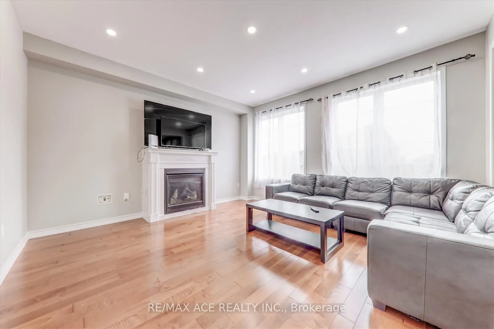 Photo 5 of 205 South Ocean Drive, Oshawa, Windfields — HOMEH