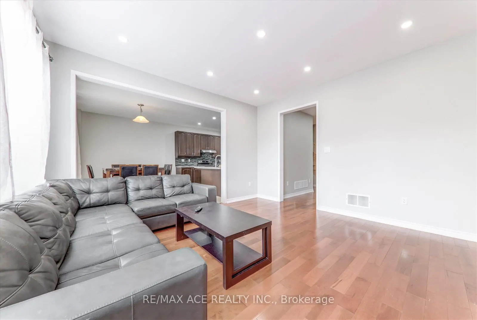 Photo 6 of 205 South Ocean Drive, Oshawa, Windfields — HOMEH