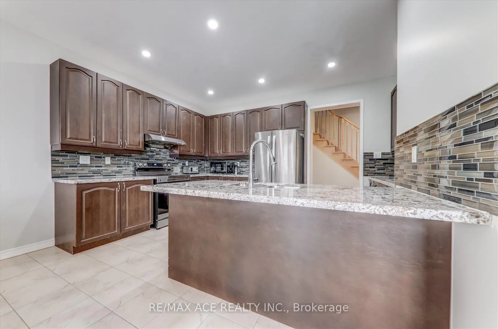 Photo 8 of 205 South Ocean Drive, Oshawa, Windfields — HOMEH