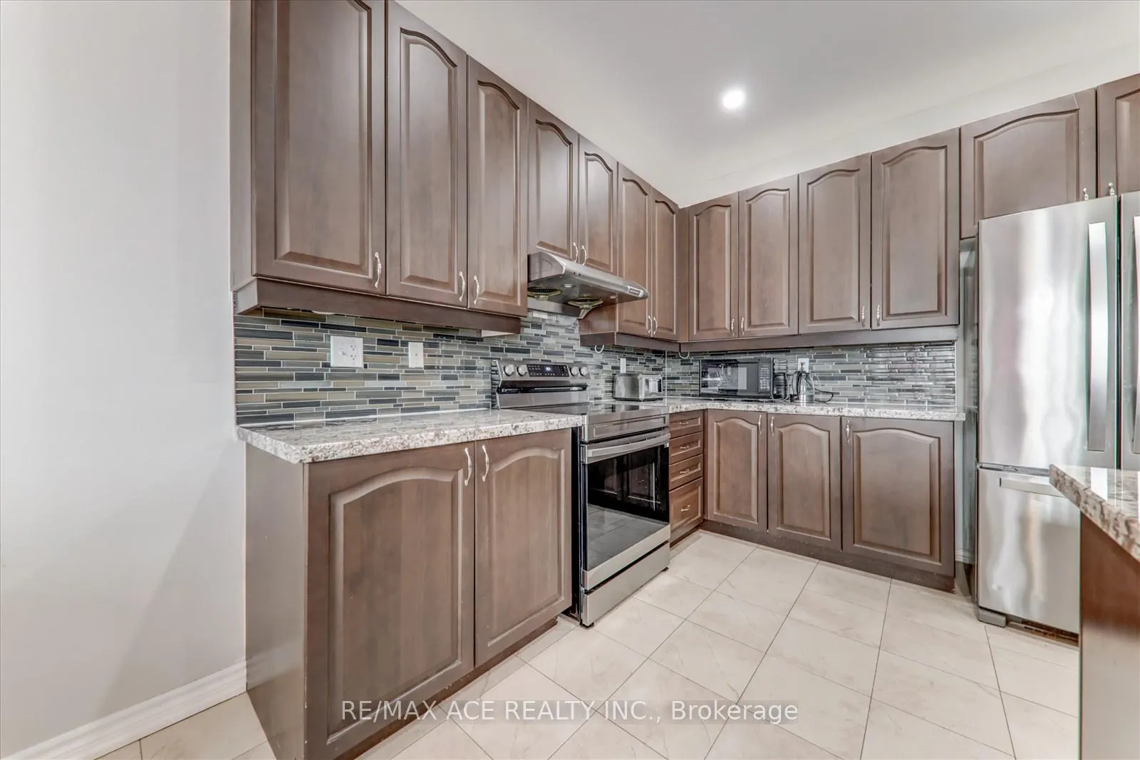 Photo 9 of 205 South Ocean Drive, Oshawa, Windfields — HOMEH