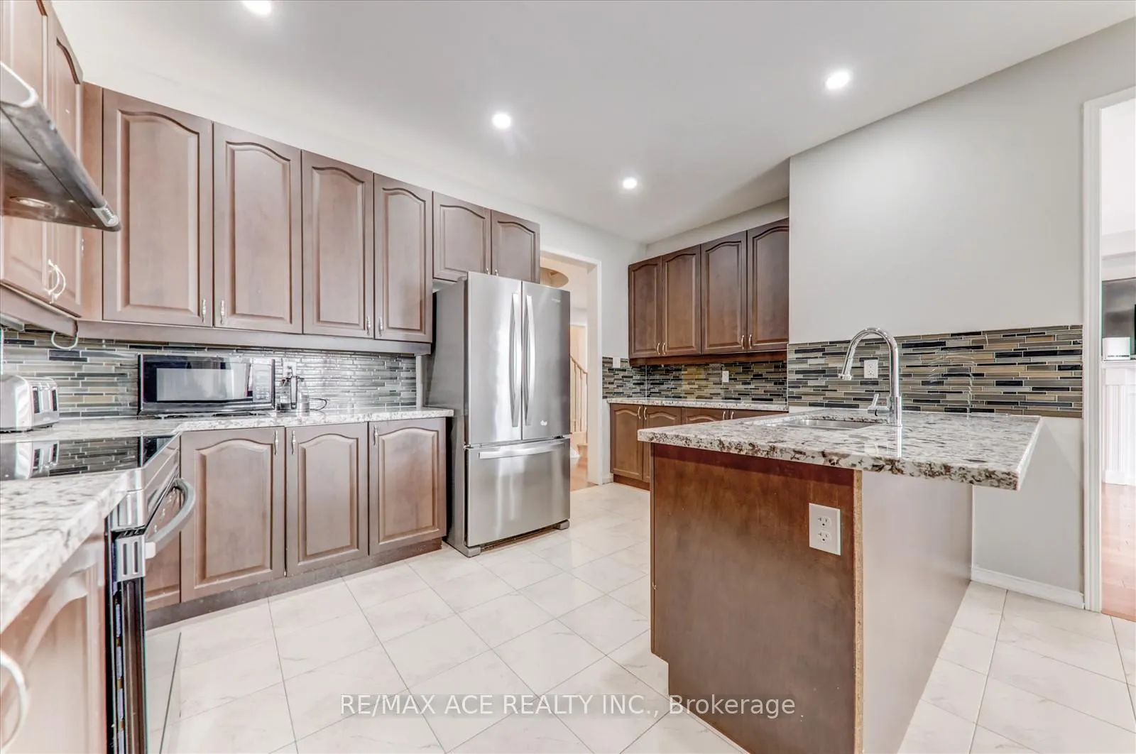 Photo 10 of 205 South Ocean Drive, Oshawa, Windfields — HOMEH