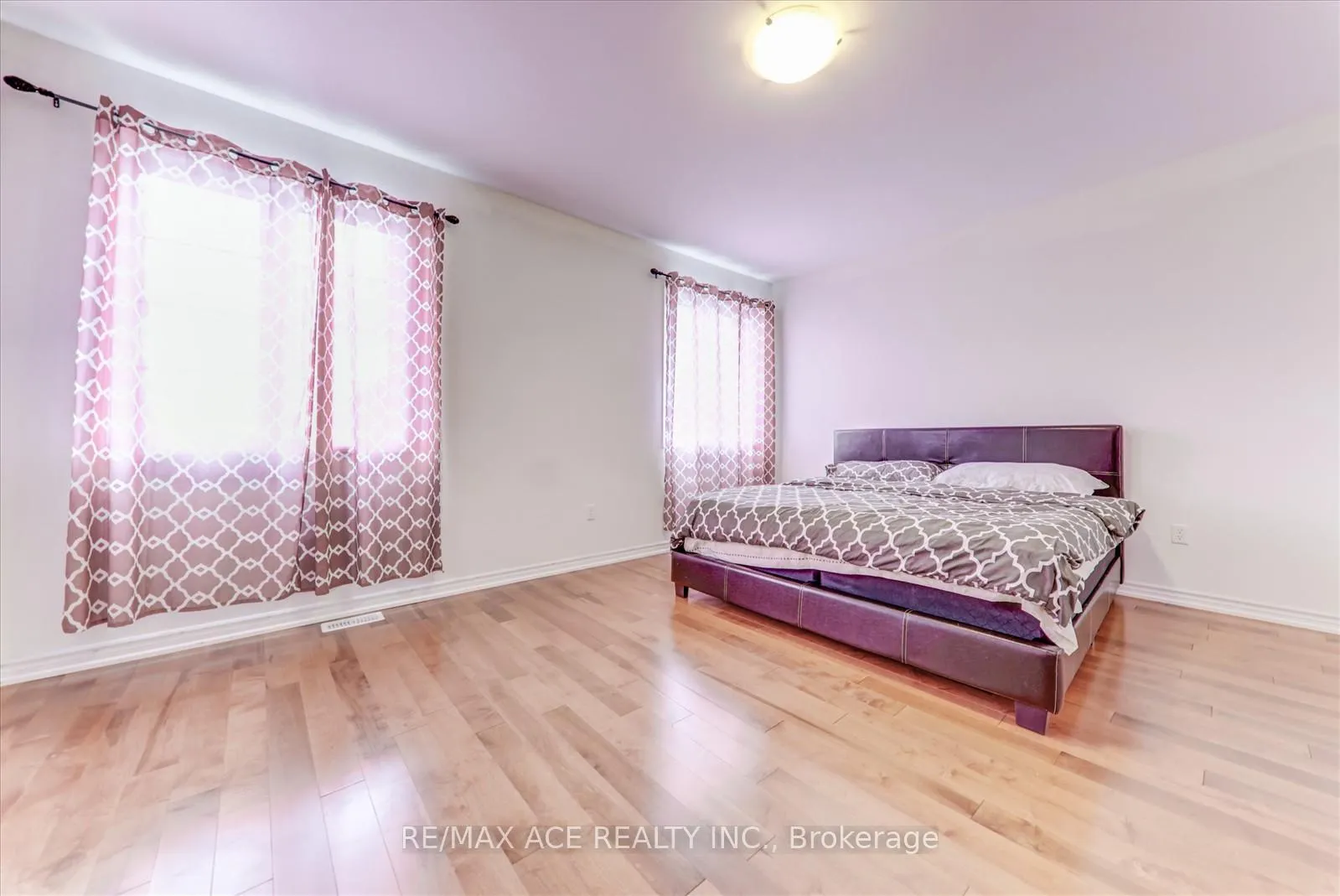 Photo 16 of 205 South Ocean Drive, Oshawa, Windfields — HOMEH