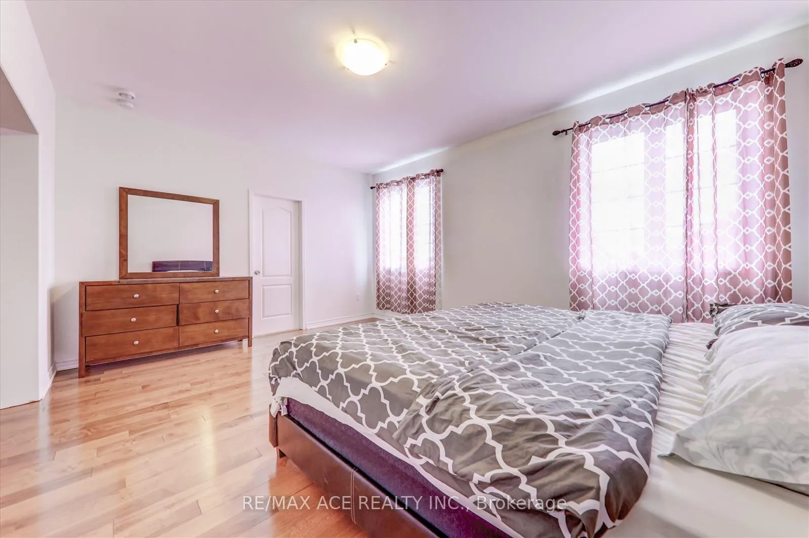 Photo 17 of 205 South Ocean Drive, Oshawa, Windfields — HOMEH