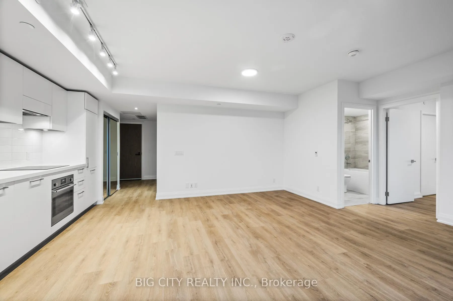 Photo 4 of Unit 1401, 36 Brentcliffe Road, Toronto, Thorncliffe Park — HOMEH