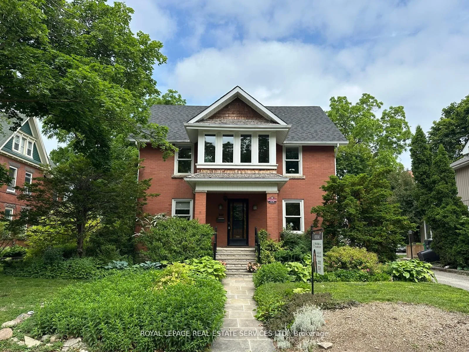 Front of 32 Wellington Street E