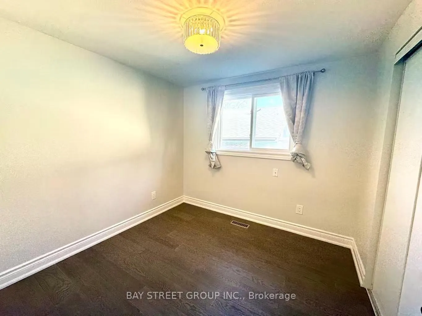 Photo 9 of 55 Taylor Road, Ajax, South East — HOMEH