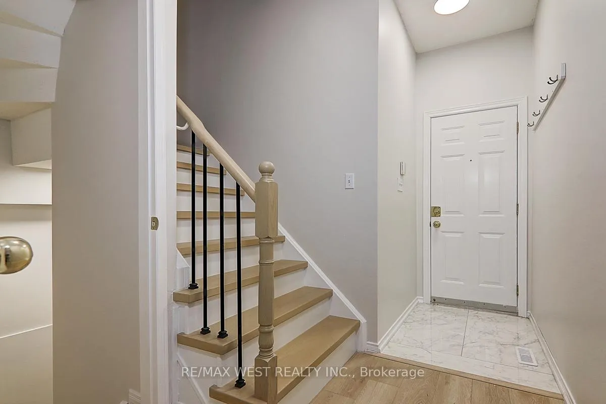 Photo 4 of 20 Azzarello Lane, Toronto, Greenwood-Coxwell — HOMEH