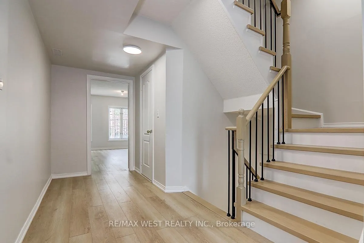 Photo 5 of 20 Azzarello Lane, Toronto, Greenwood-Coxwell — HOMEH