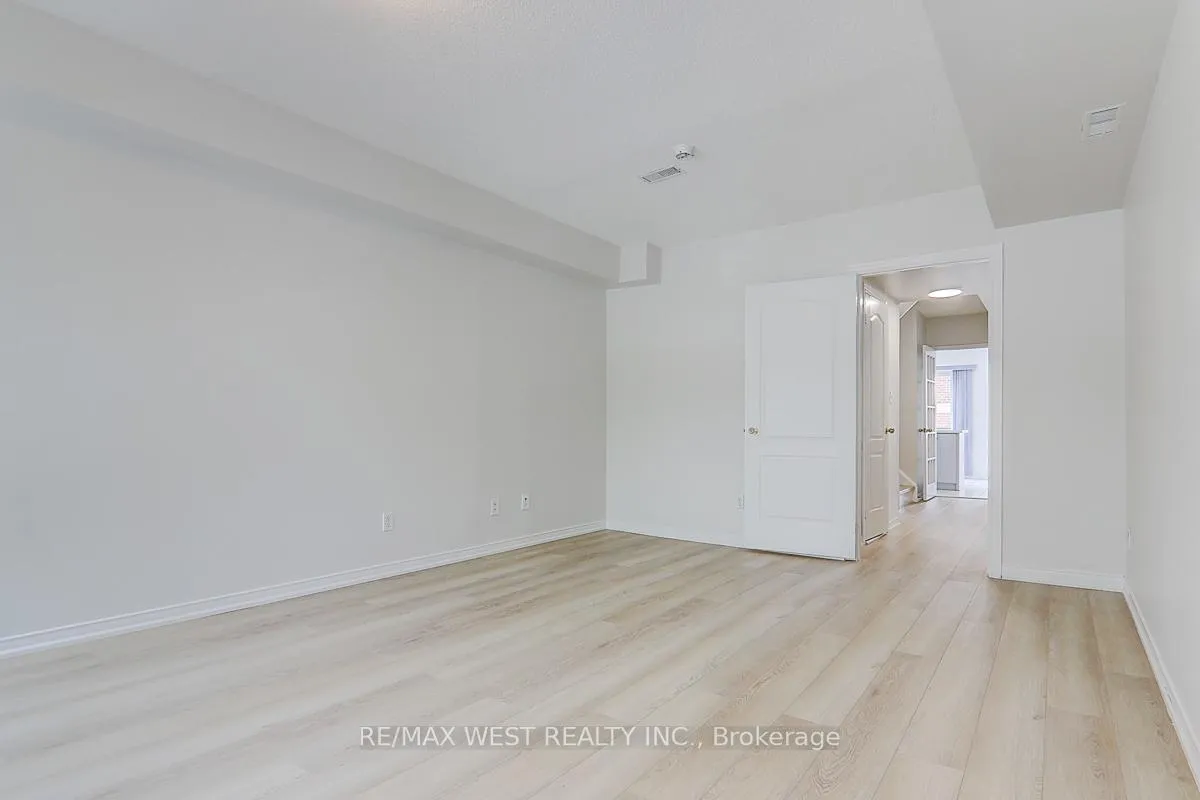 Photo 9 of 20 Azzarello Lane, Toronto, Greenwood-Coxwell — HOMEH