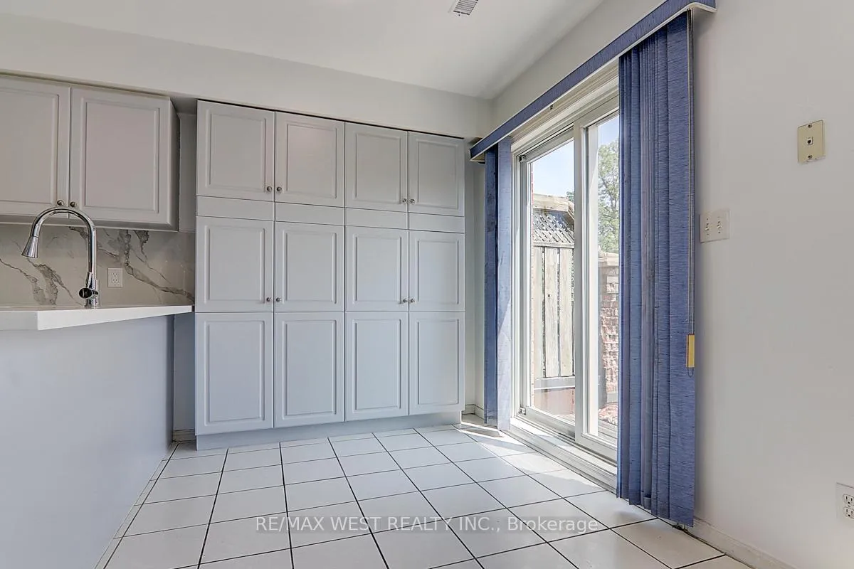 Photo 16 of 20 Azzarello Lane, Toronto, Greenwood-Coxwell — HOMEH