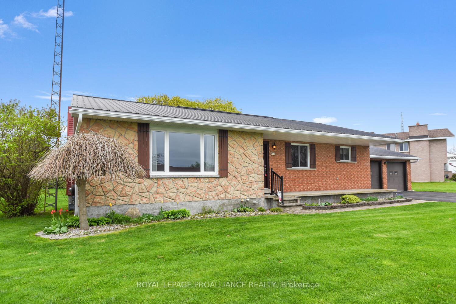 Photo 2 of 944 Reid Street N, Edwardsburgh/Cardinal, Town of Cardinal — HOMEH