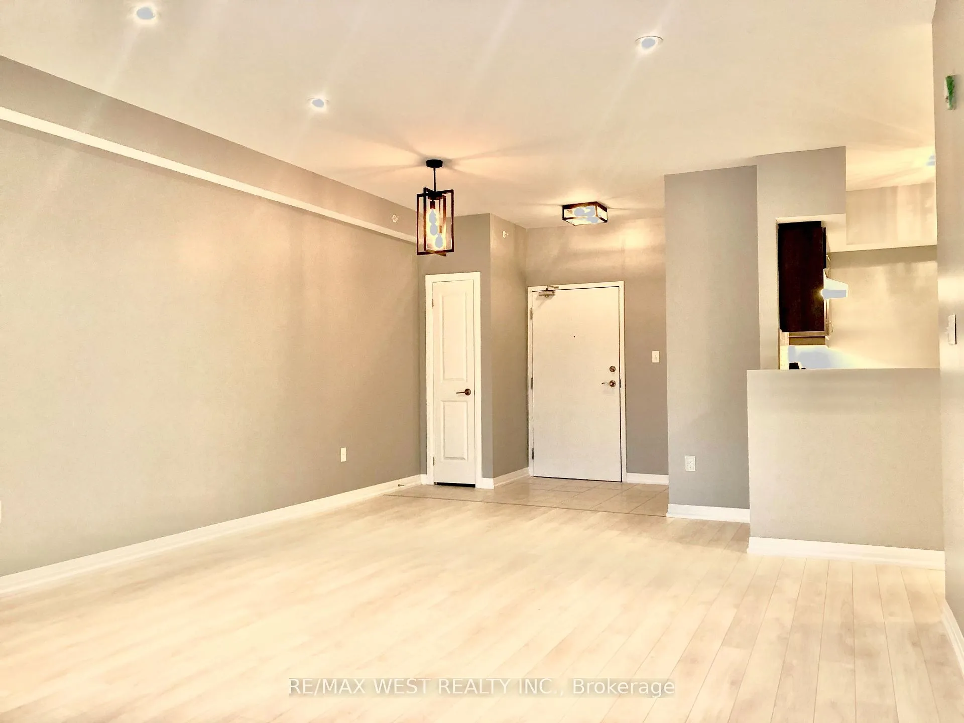 Photo 4 of Unit 305, 304 Essa Drive, Barrie, Ardagh — HOMEH
