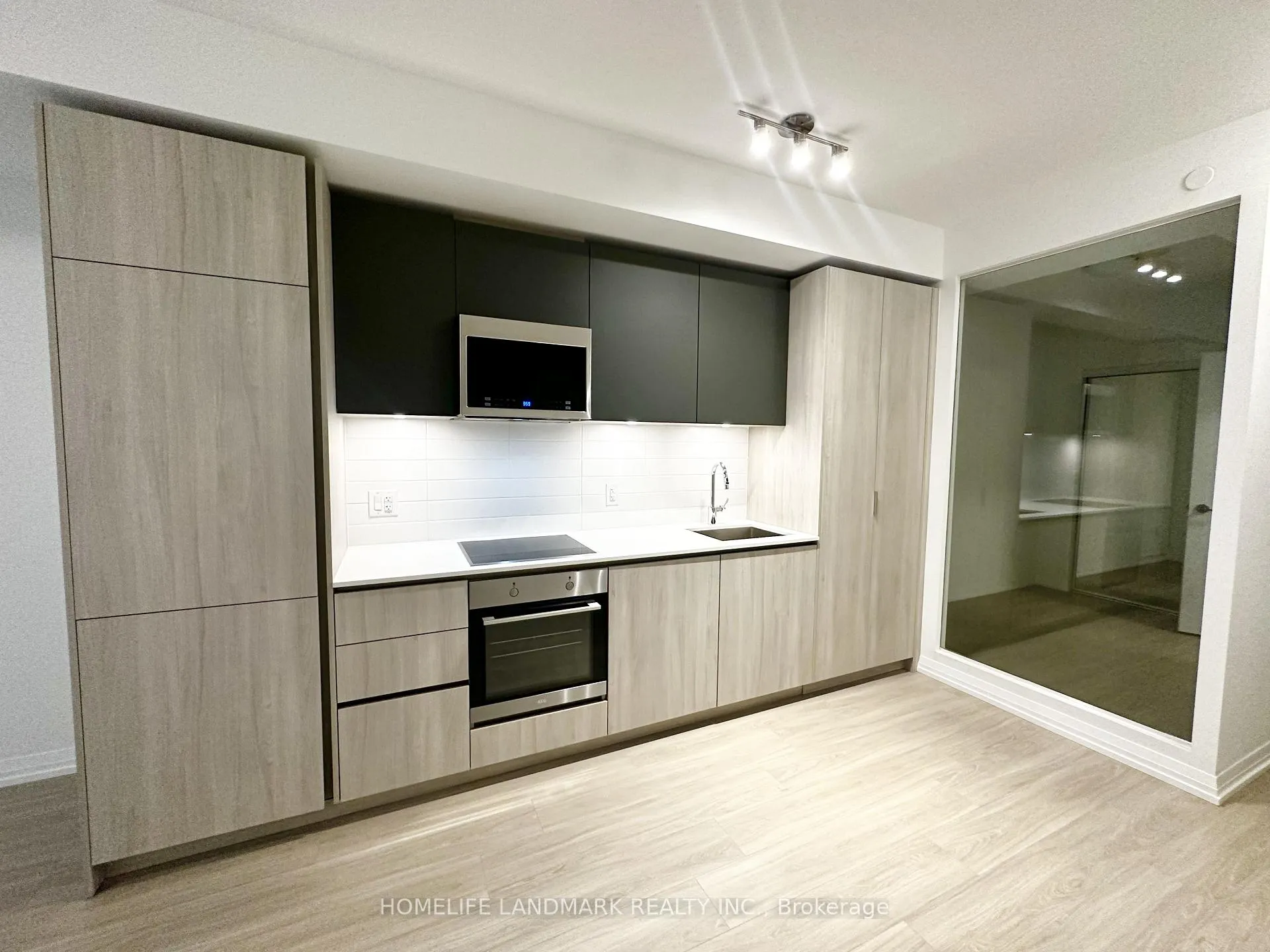 Photo 2 of Unit 804, 8 Widmer Street, Toronto, Waterfront Communities — HOMEH