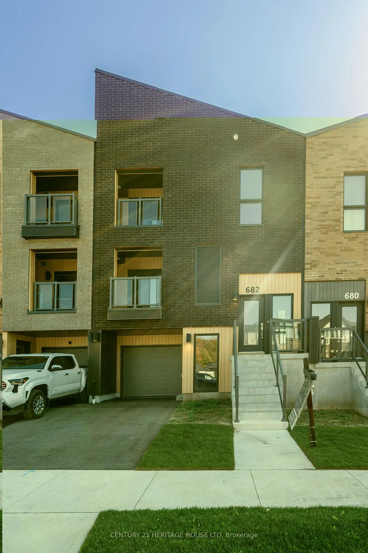 Photo 2 of 682 Benninger Drive, Kitchener — HOMEH