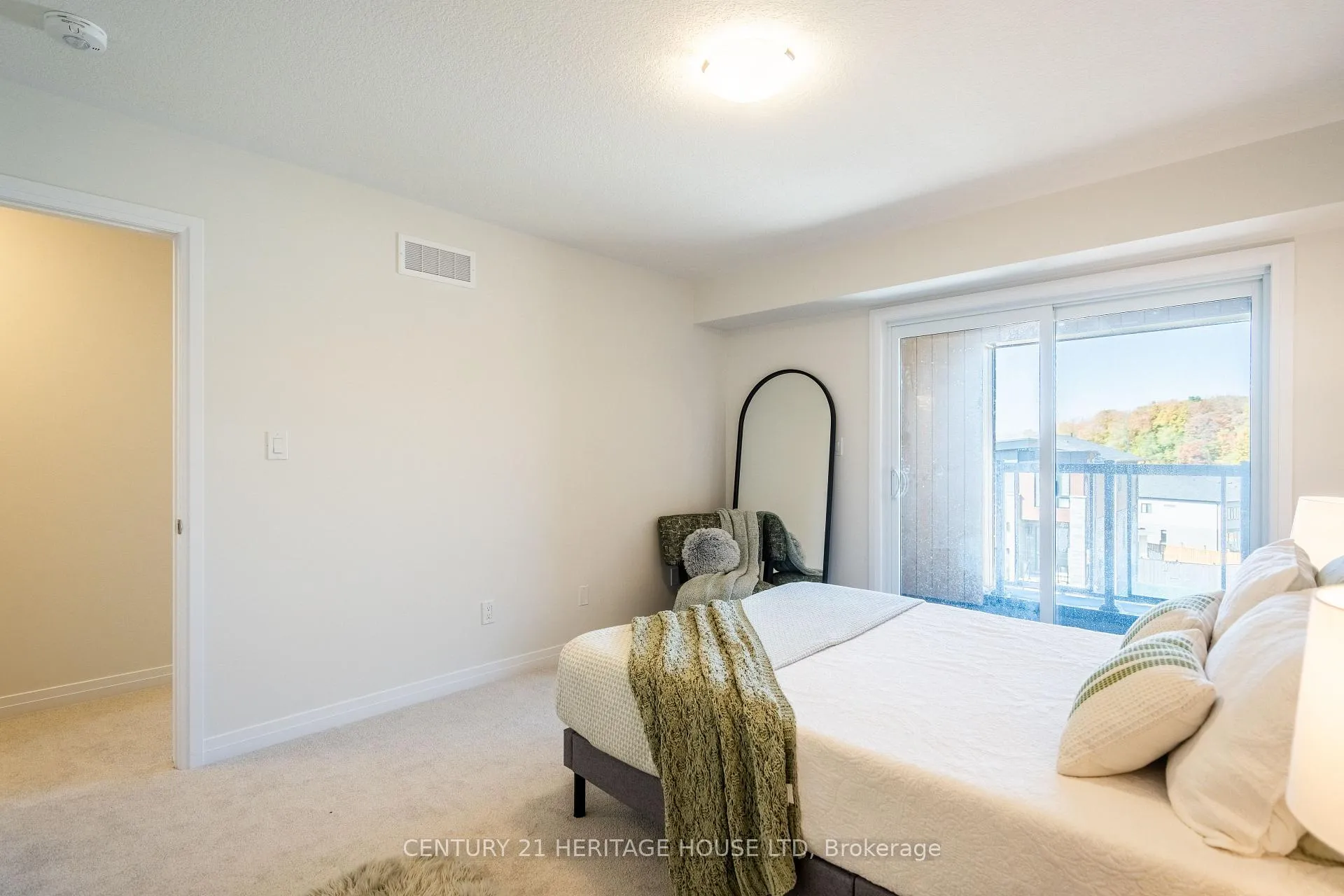 Photo 24 of 682 Benninger Drive, Kitchener — HOMEH