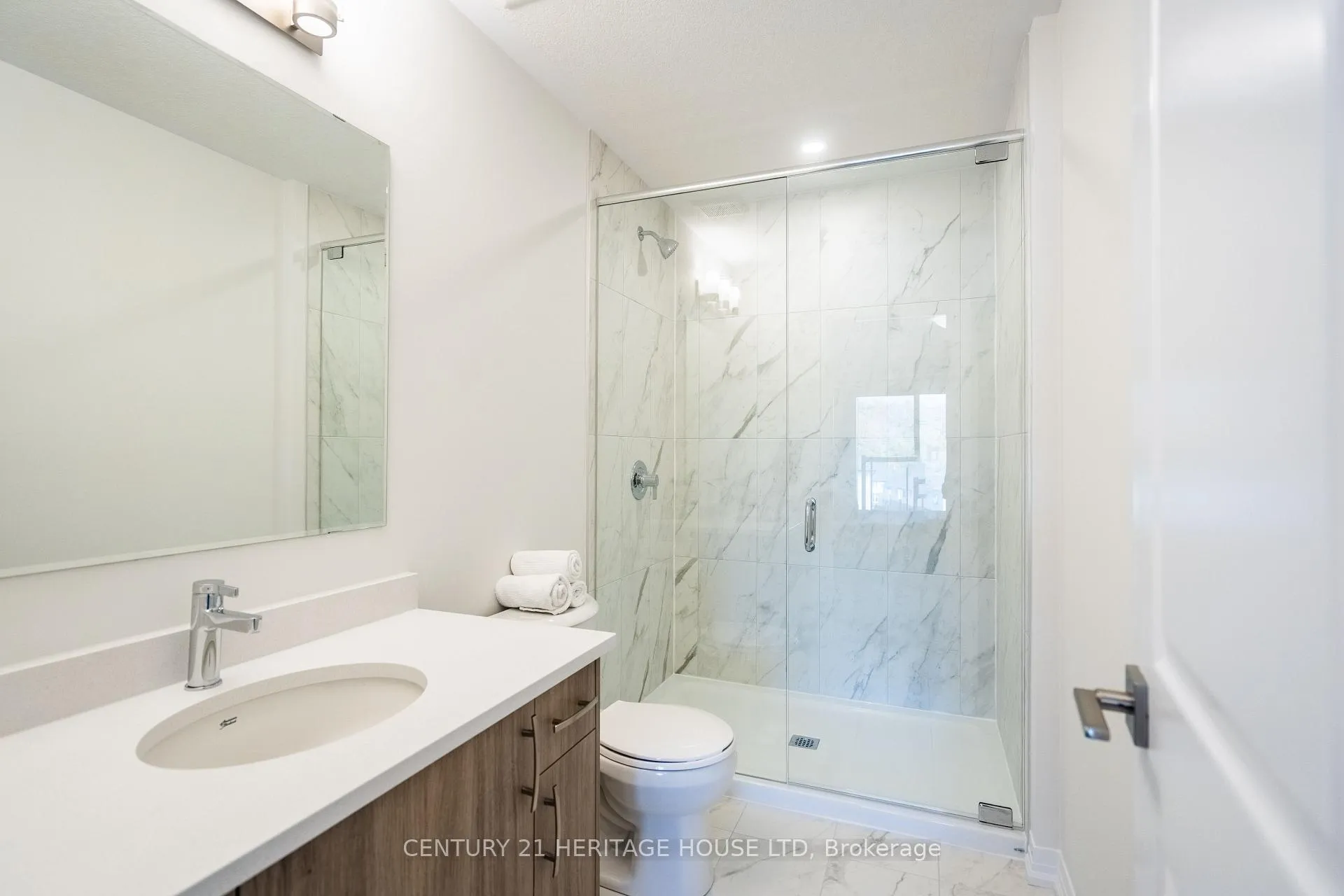 Photo 25 of 682 Benninger Drive, Kitchener — HOMEH