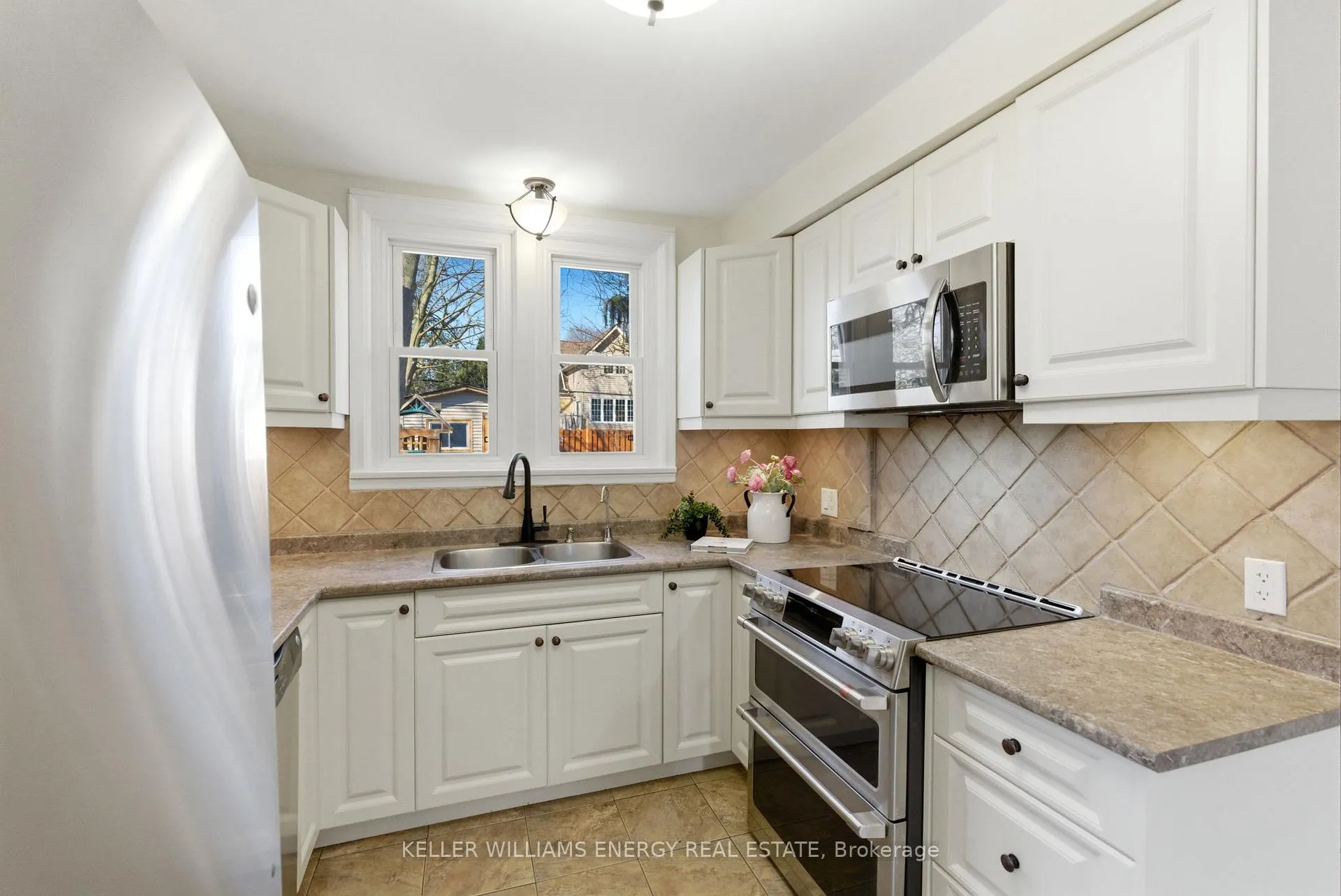 Photo 11 of 748 Mary Street N, Oshawa, Centennial — HOMEH