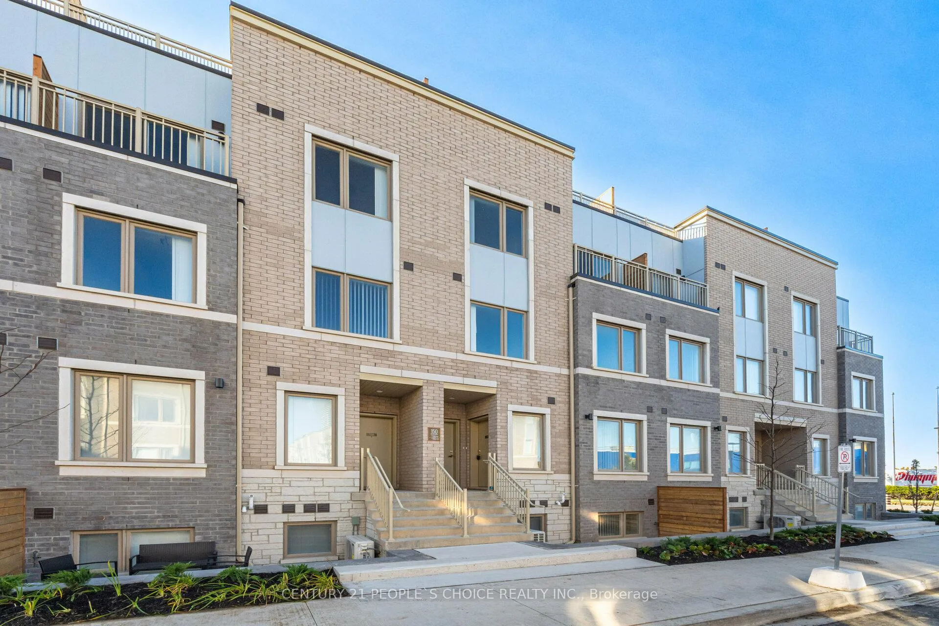 Photo 3 of Unit TH 263, 150 Honeycrisp Crescent, Vaughan, Concord — HOMEH
