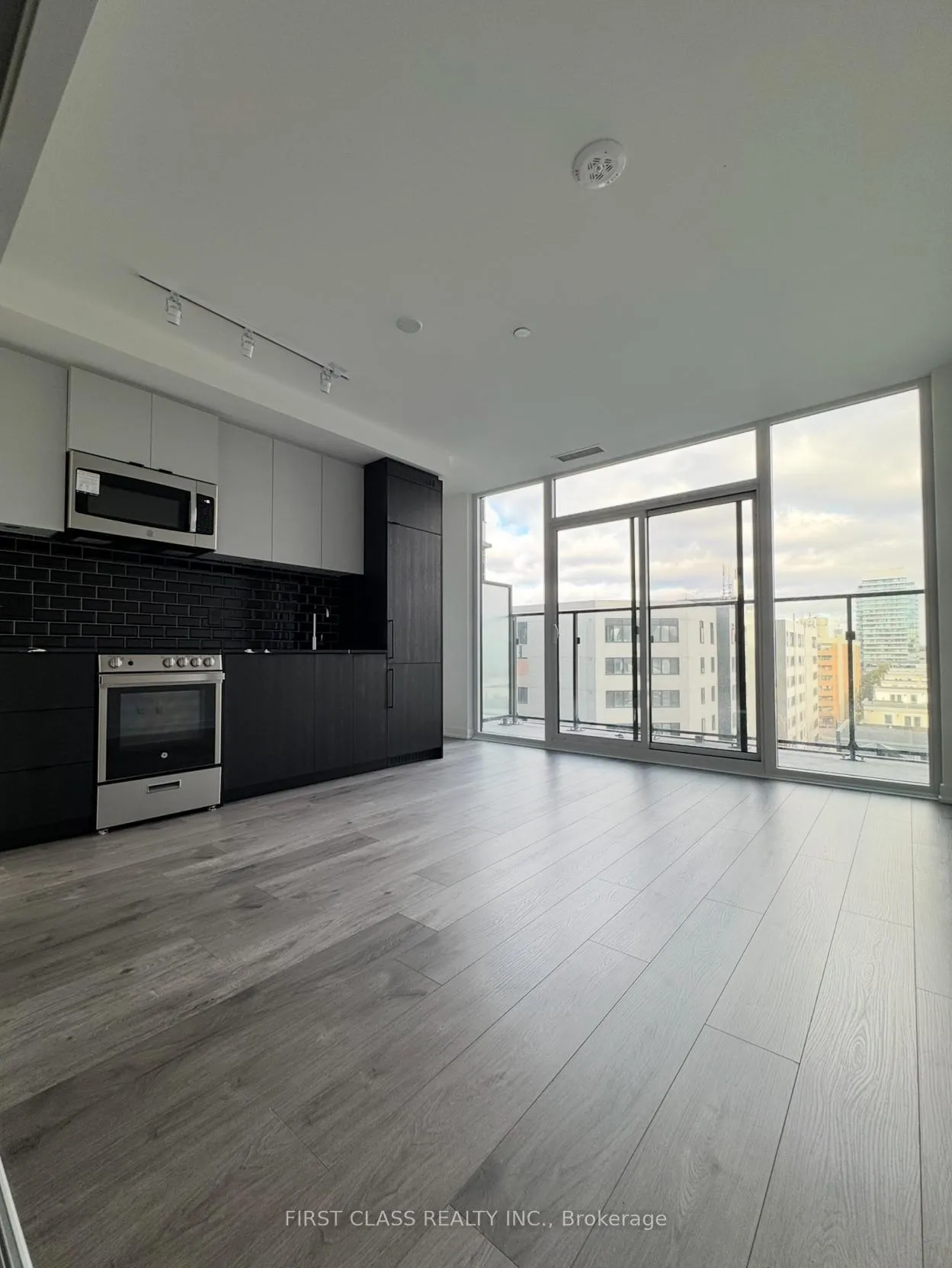Front of Unit 504, 285 Dufferin Street