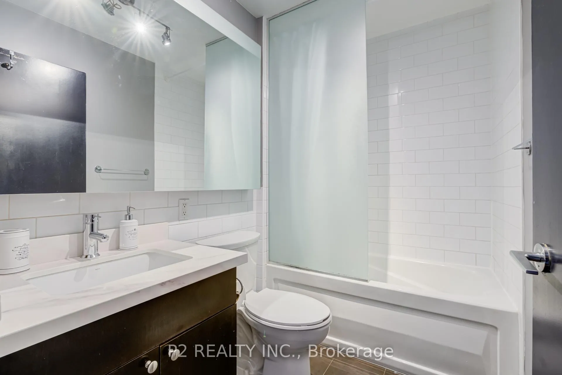 Photo 5 of Unit 1123, 1 Shaw Street, Toronto, Niagara — HOMEH
