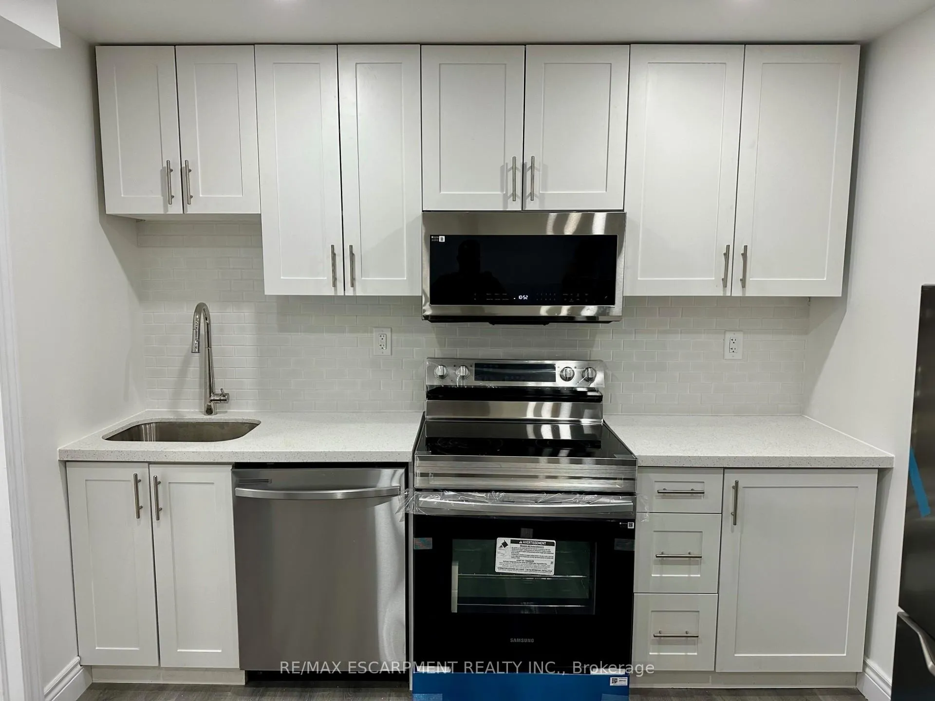 Photo 3 of Unit LOWER, 21 Thames Way, Hamilton, Mount Hope — HOMEH