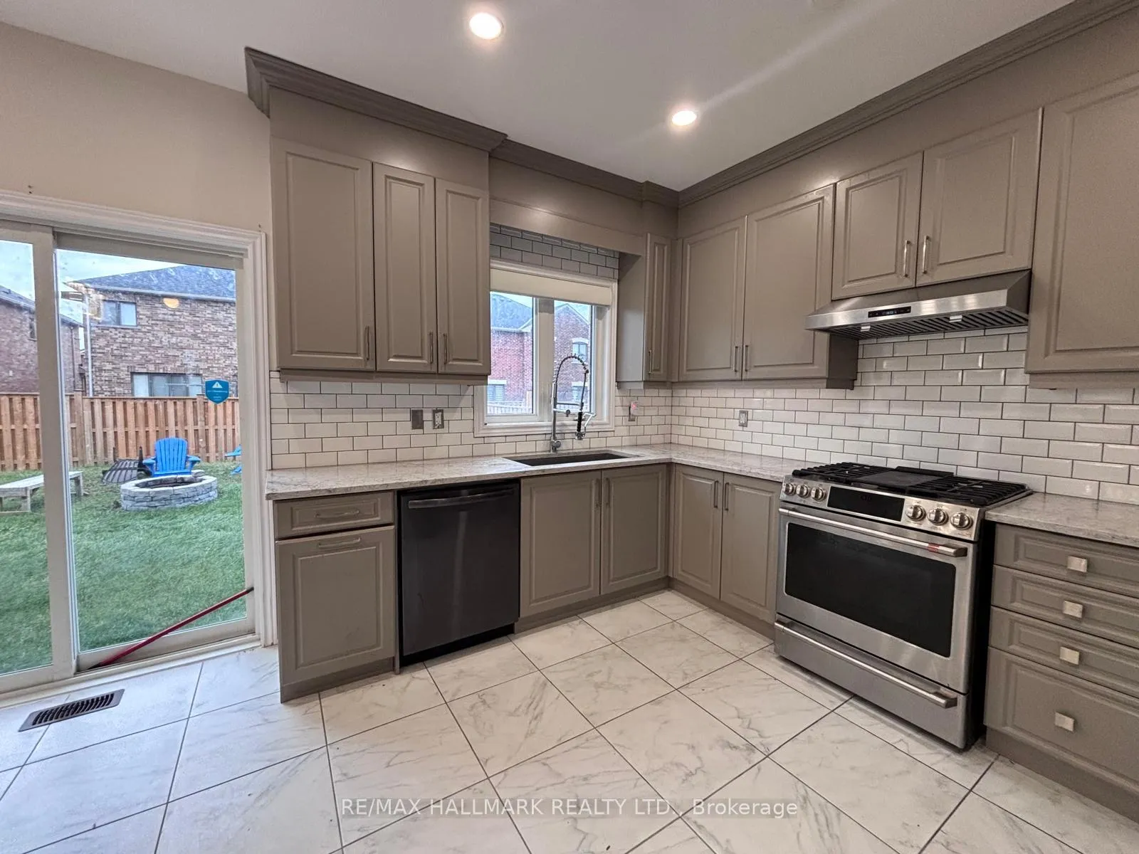 Photo 7 of 44 Jardine Street, Brock, Beaverton — HOMEH