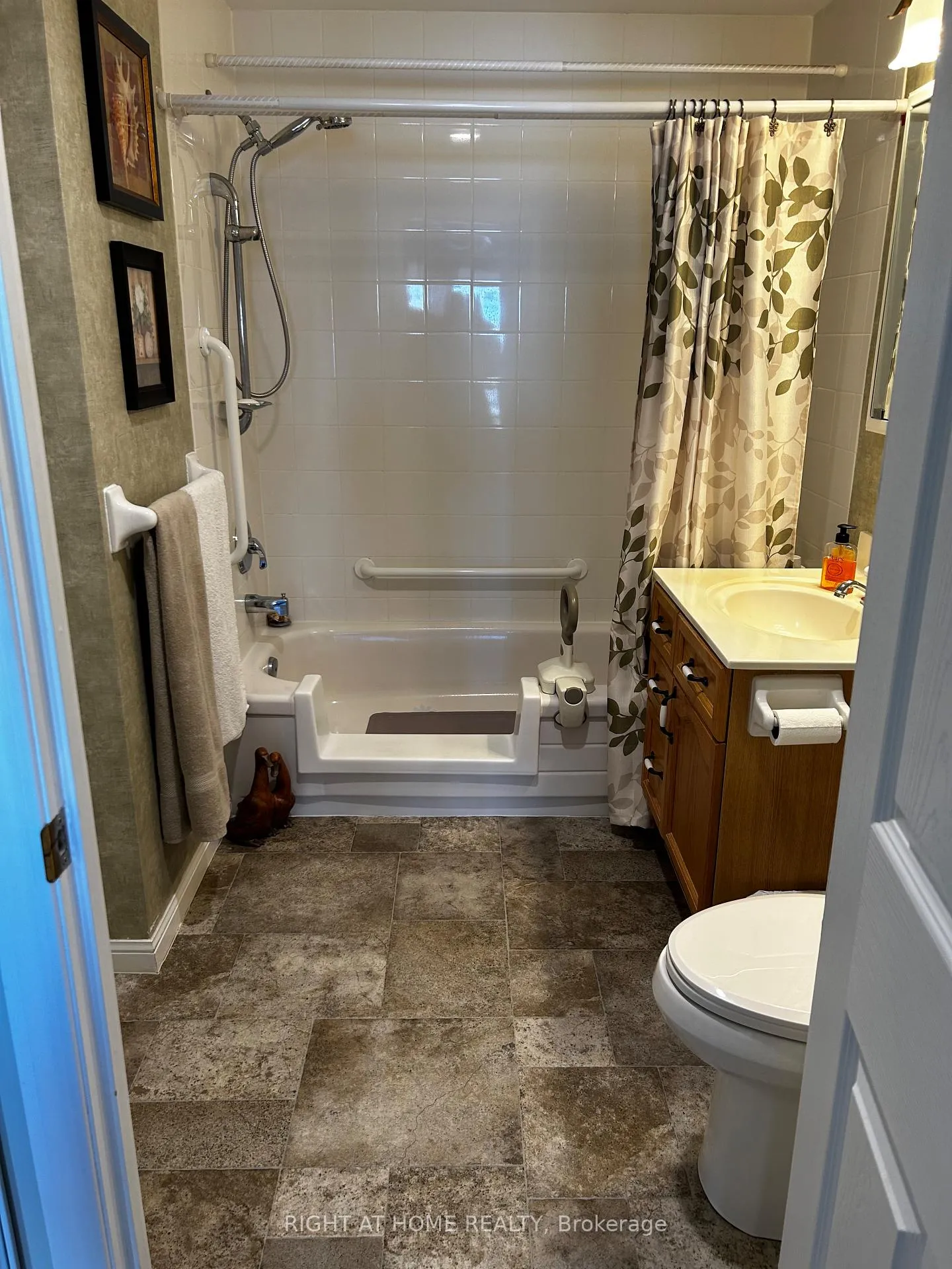 Photo 30 of Unit 202, 94 Dean Avenue, Barrie, Painswick South — HOMEH