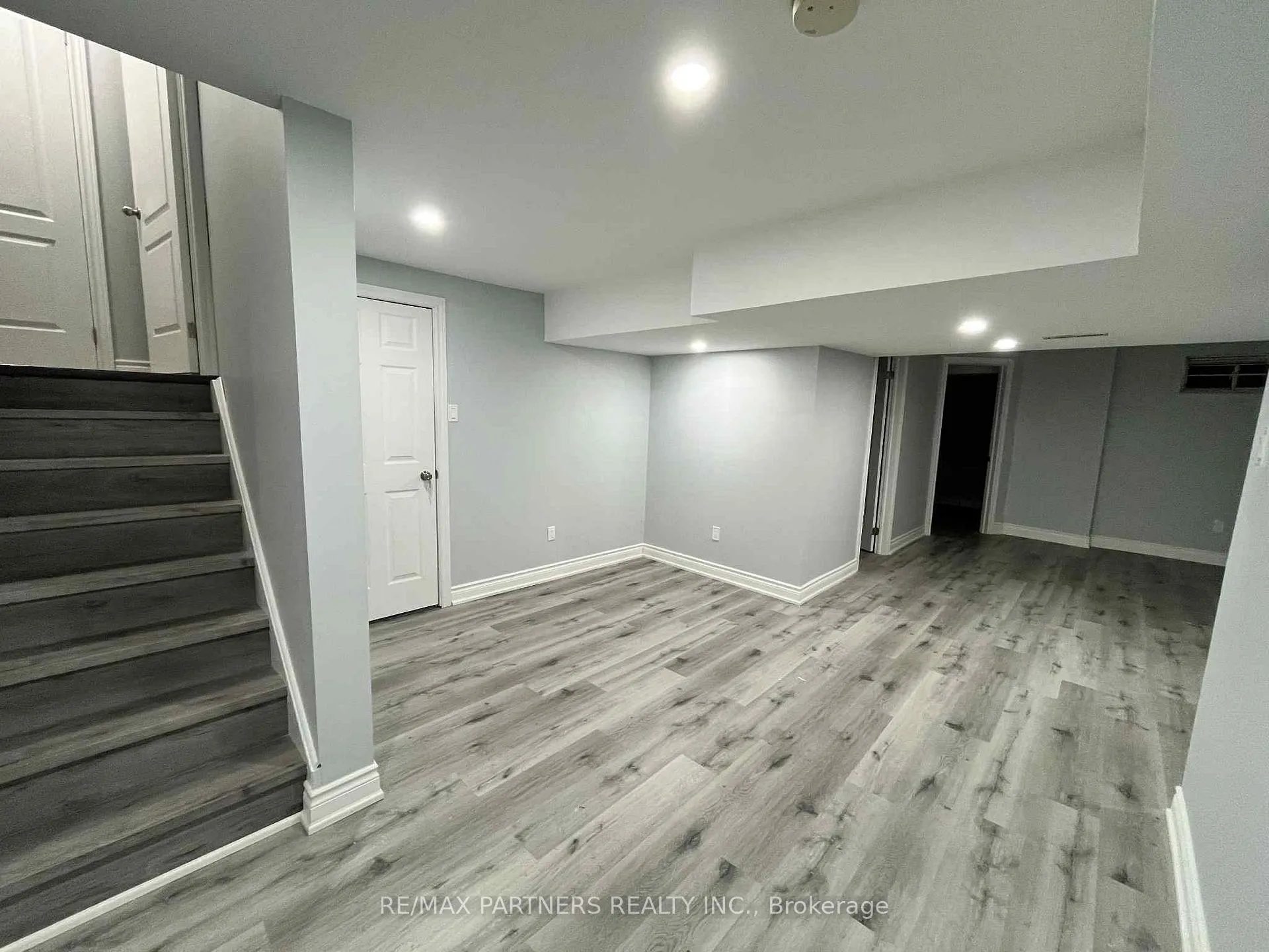 Photo 2 of 31 Chalone Crescent, Vaughan, Sonoma Heights — HOMEH