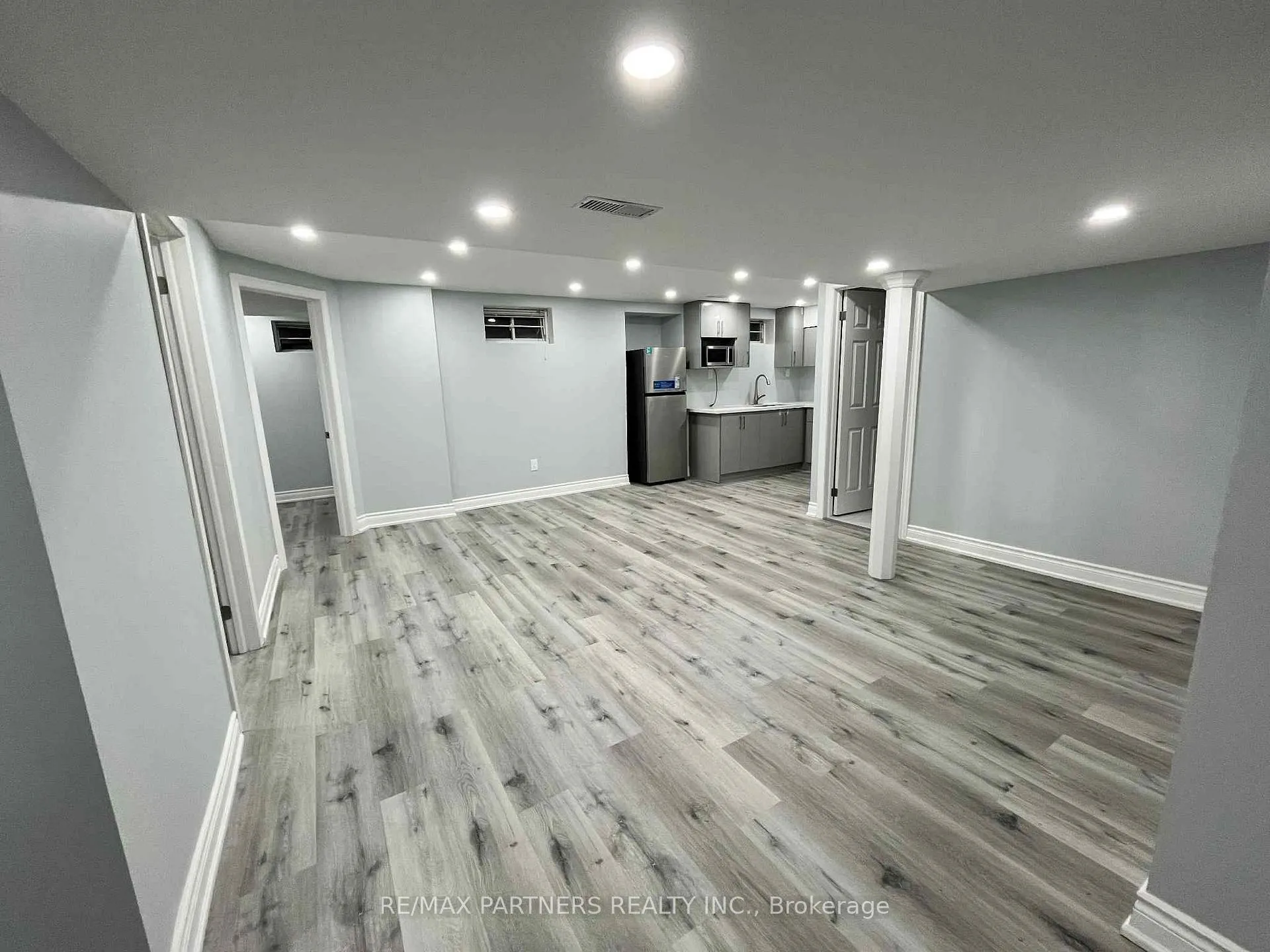 Photo 4 of 31 Chalone Crescent, Vaughan, Sonoma Heights — HOMEH