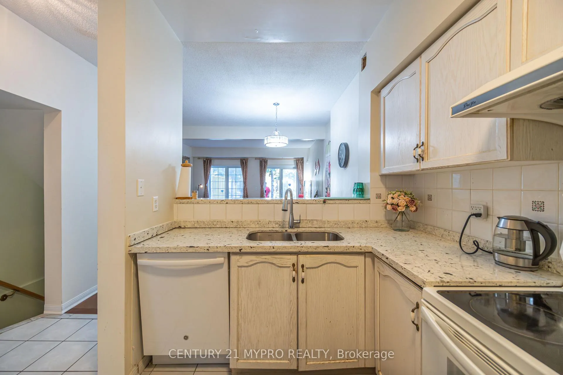 Photo 4 of Unit 11, 1 Alpen Way, Markham, Unionville — HOMEH