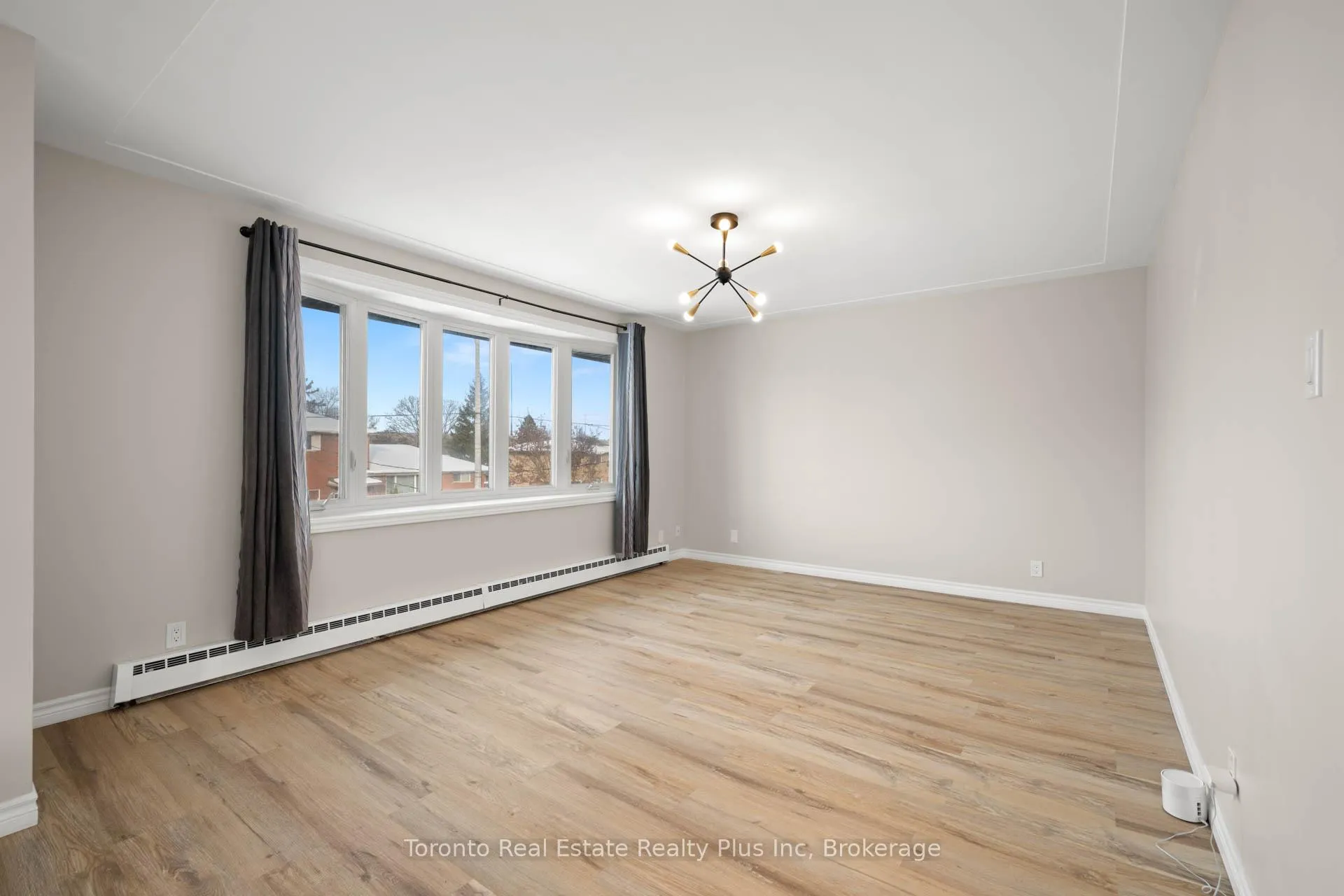 Photo 12 of 77 Second Avenue, Kitchener — HOMEH