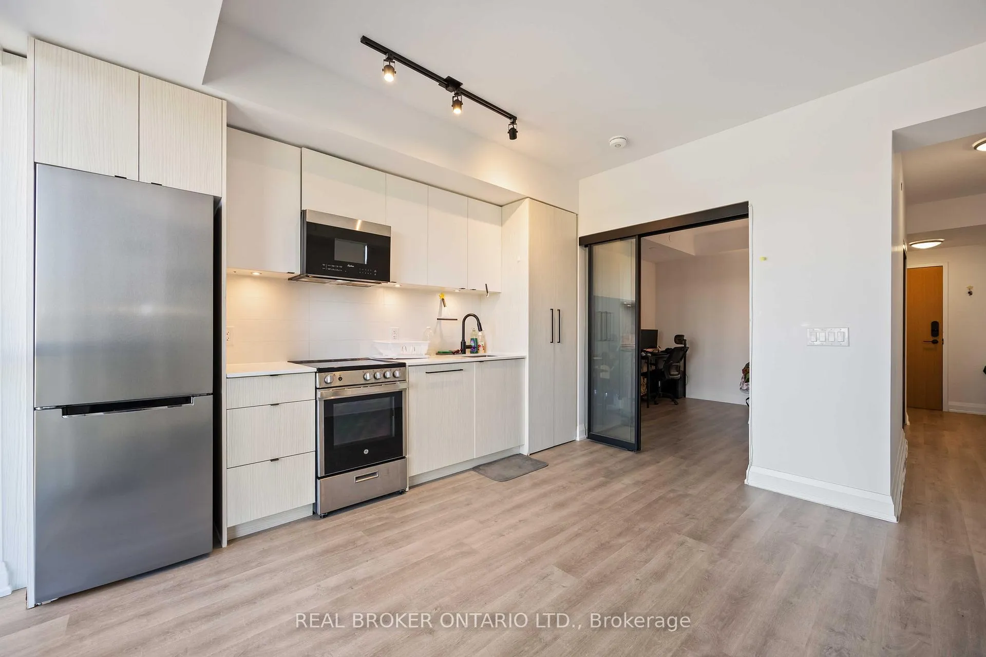 Photo 10 of Unit 705, 2369 Danforth Avenue, Toronto, East End-Danforth — HOMEH