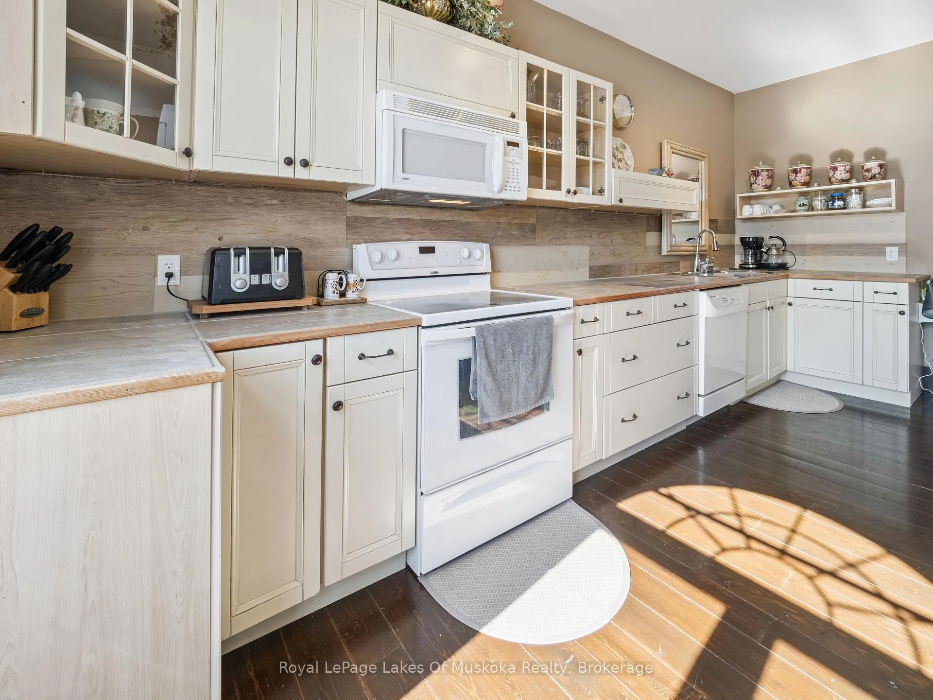 Photo 33 of 1441 Cedar Lane, Bracebridge, Macaulay — HOMEH