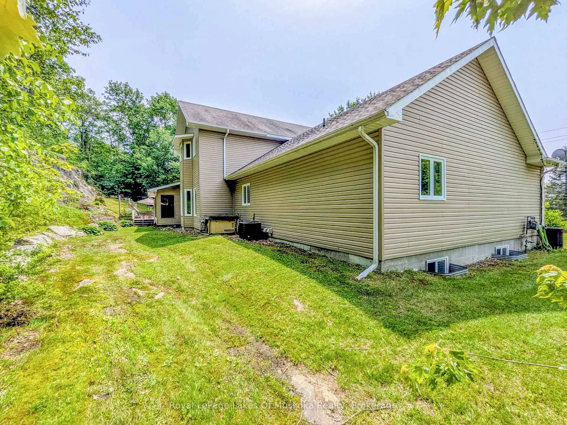 Photo 2 of 1441 Cedar Lane, Bracebridge, Macaulay — HOMEH