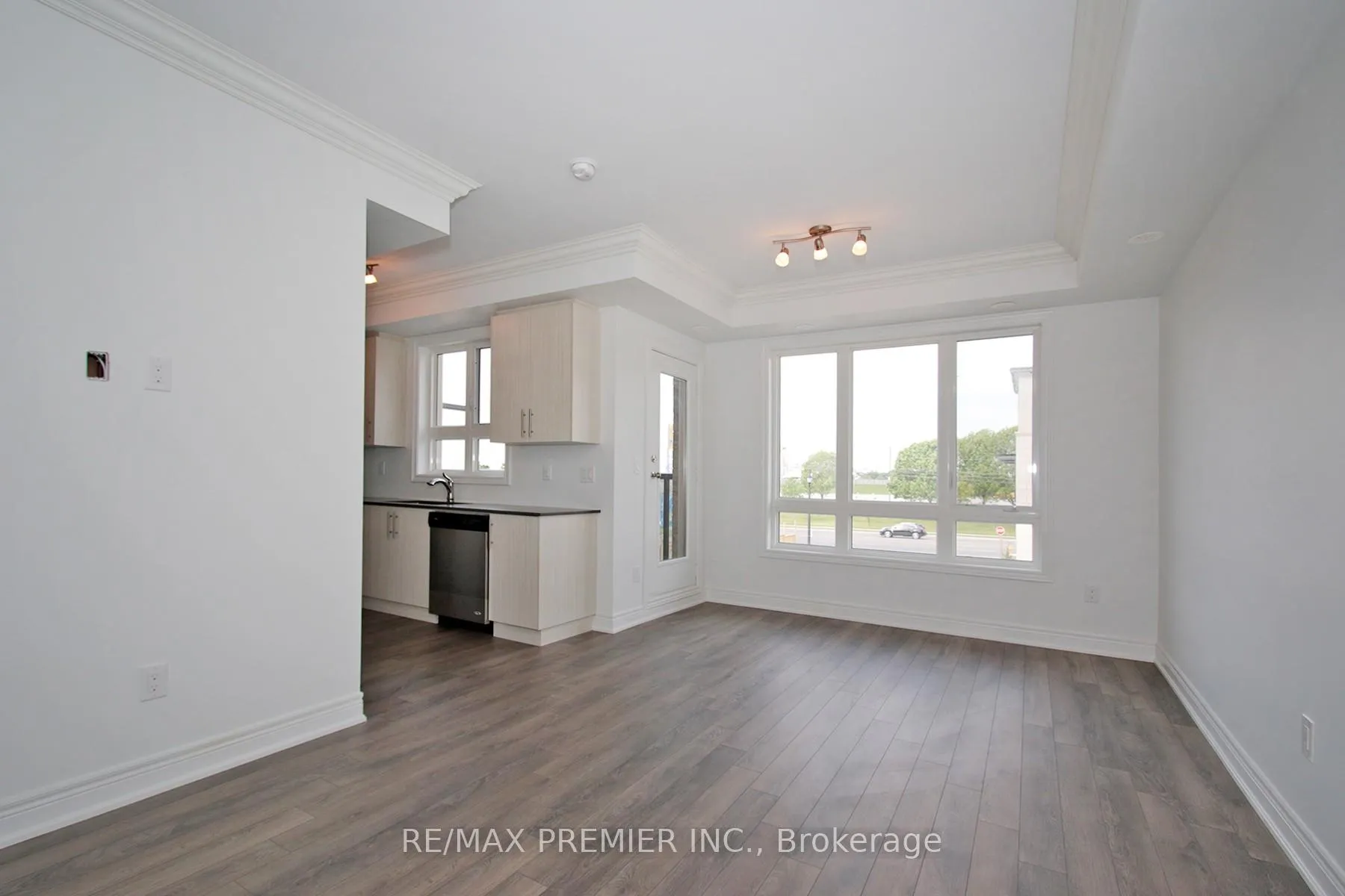Photo 3 of Unit 17, 125 Kayla Crescent, Vaughan, Maple — HOMEH