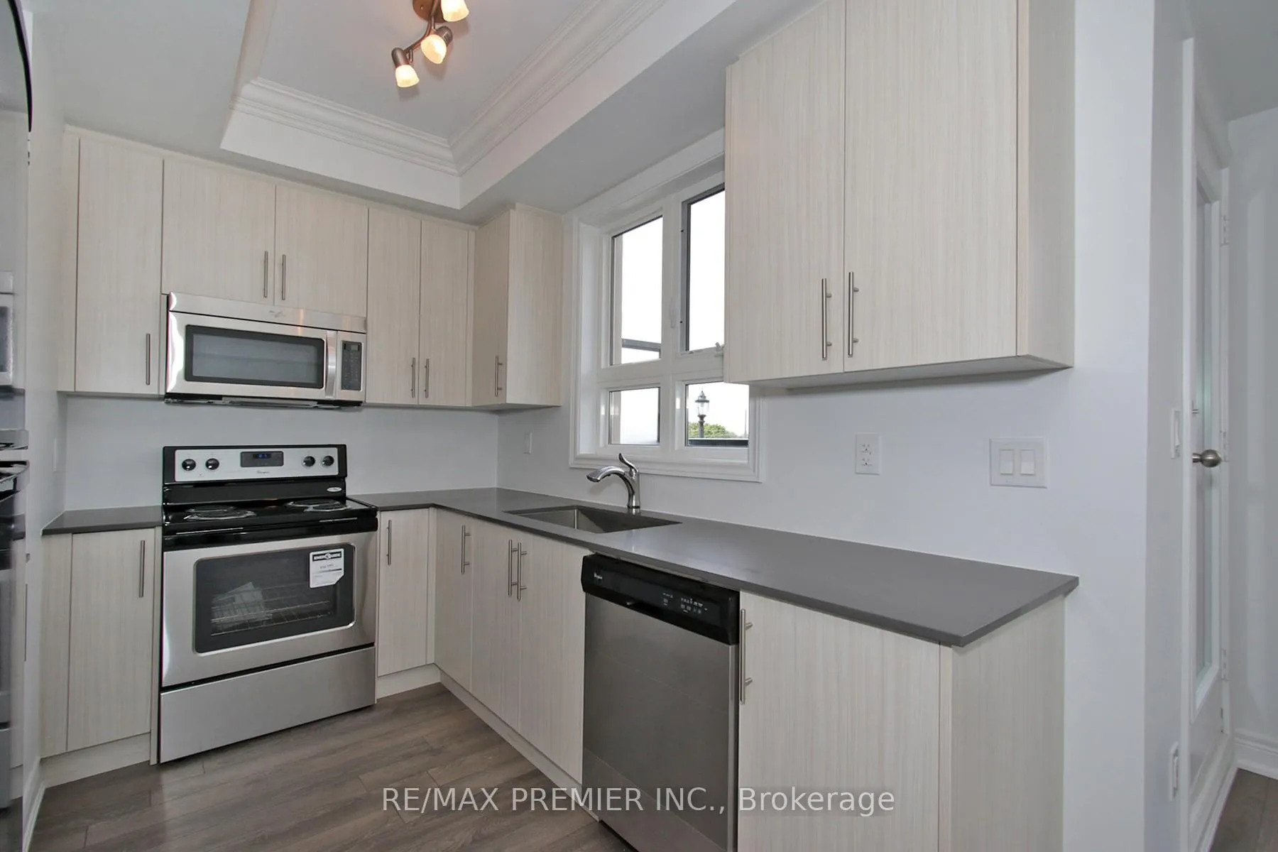 Photo 5 of Unit 17, 125 Kayla Crescent, Vaughan, Maple — HOMEH