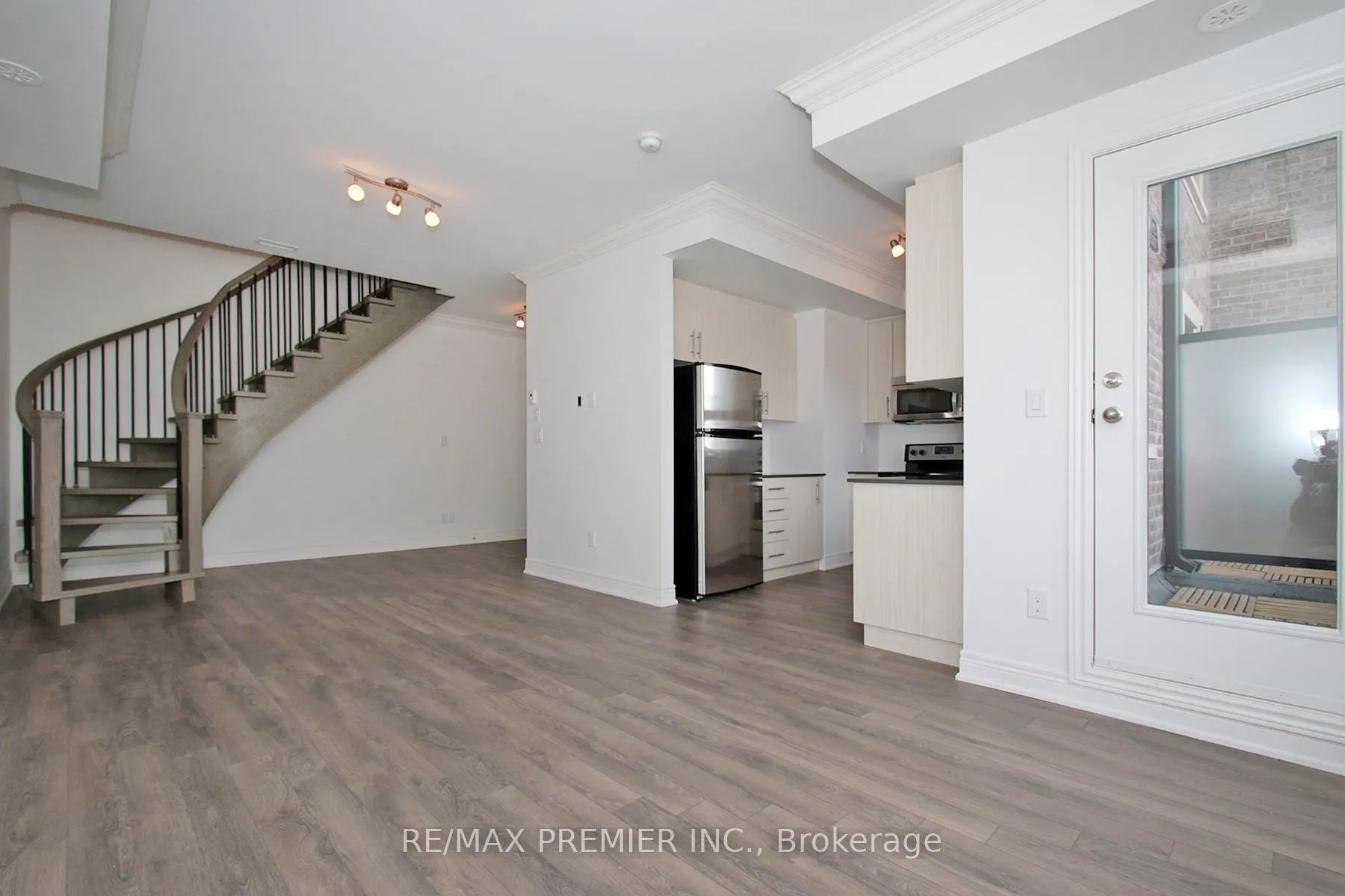 Photo 8 of Unit 17, 125 Kayla Crescent, Vaughan, Maple — HOMEH