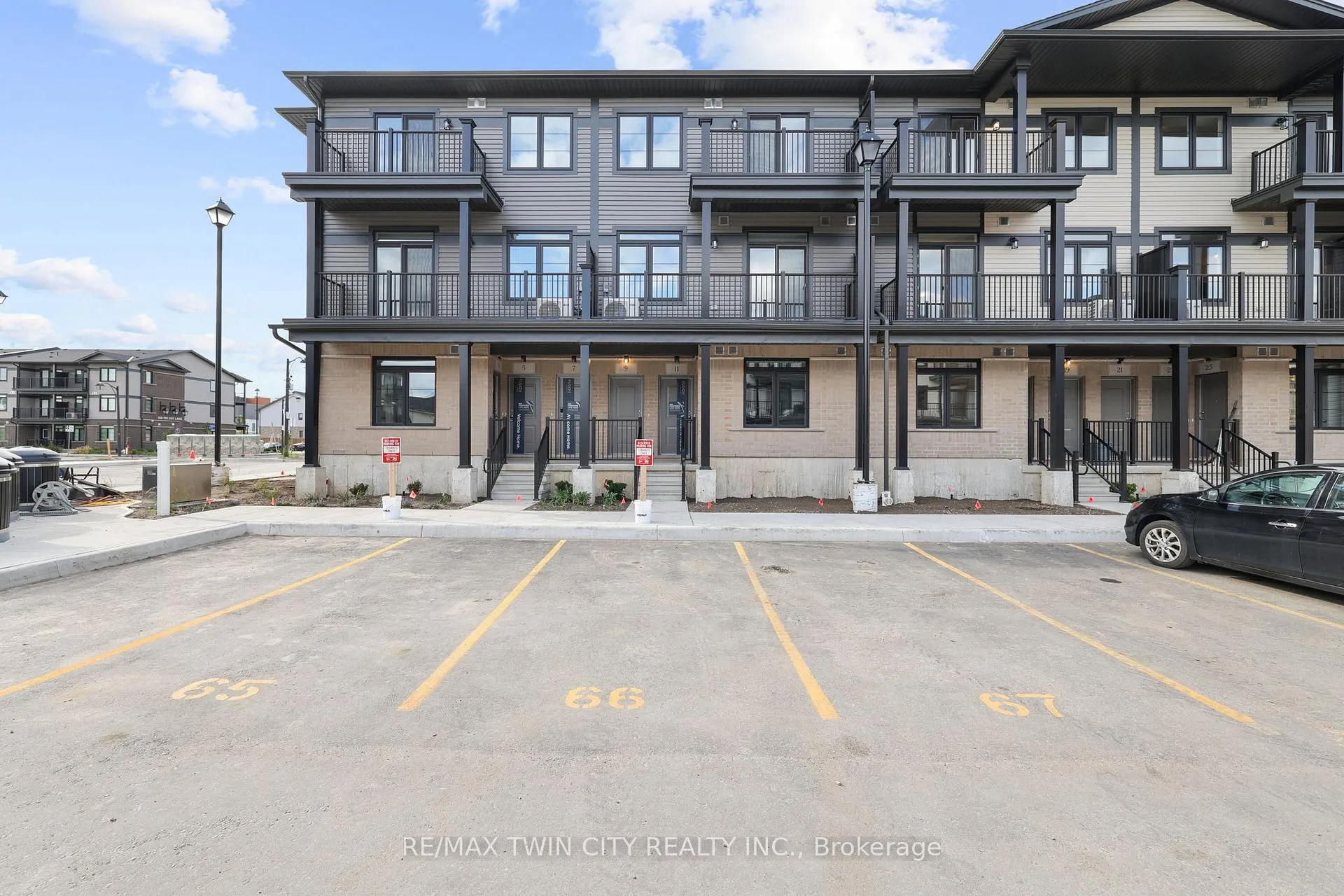 Photo 2 of 11 Lomond Lane, Kitchener — HOMEH