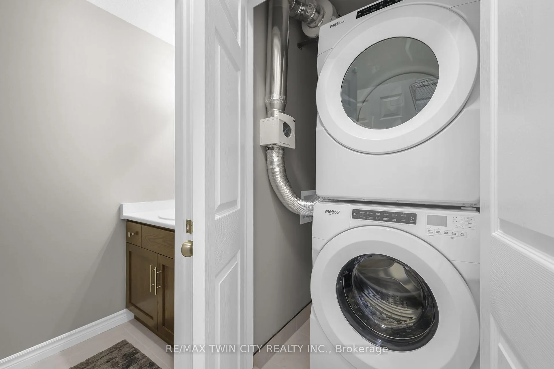Photo 13 of 11 Lomond Lane, Kitchener — HOMEH