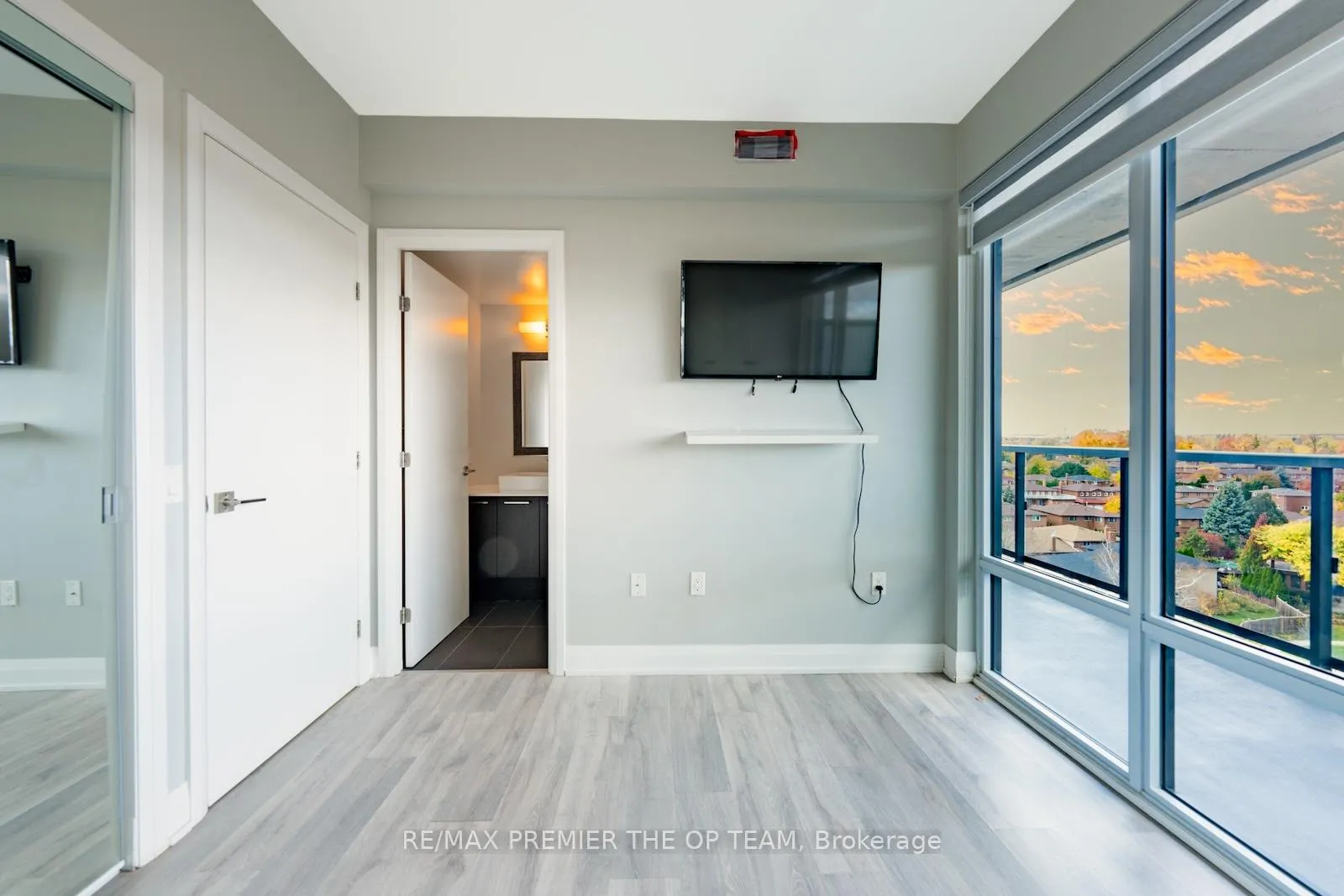 Photo 11 of Unit 814, 4800 Highway 7, Vaughan, East Woodbridge — HOMEH