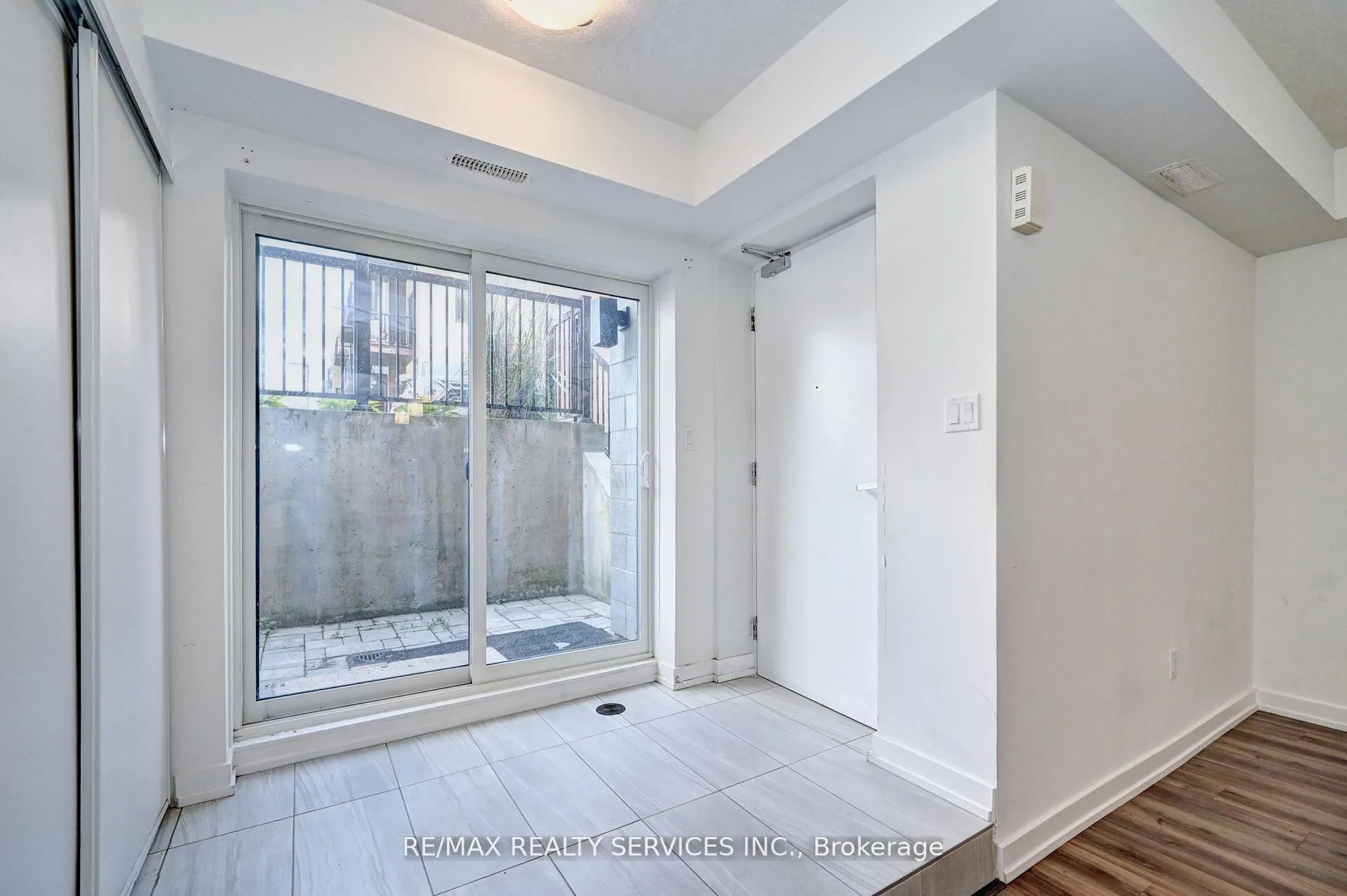 Photo 4 of Unit B9, 10 Palace Street, Kitchener — HOMEH