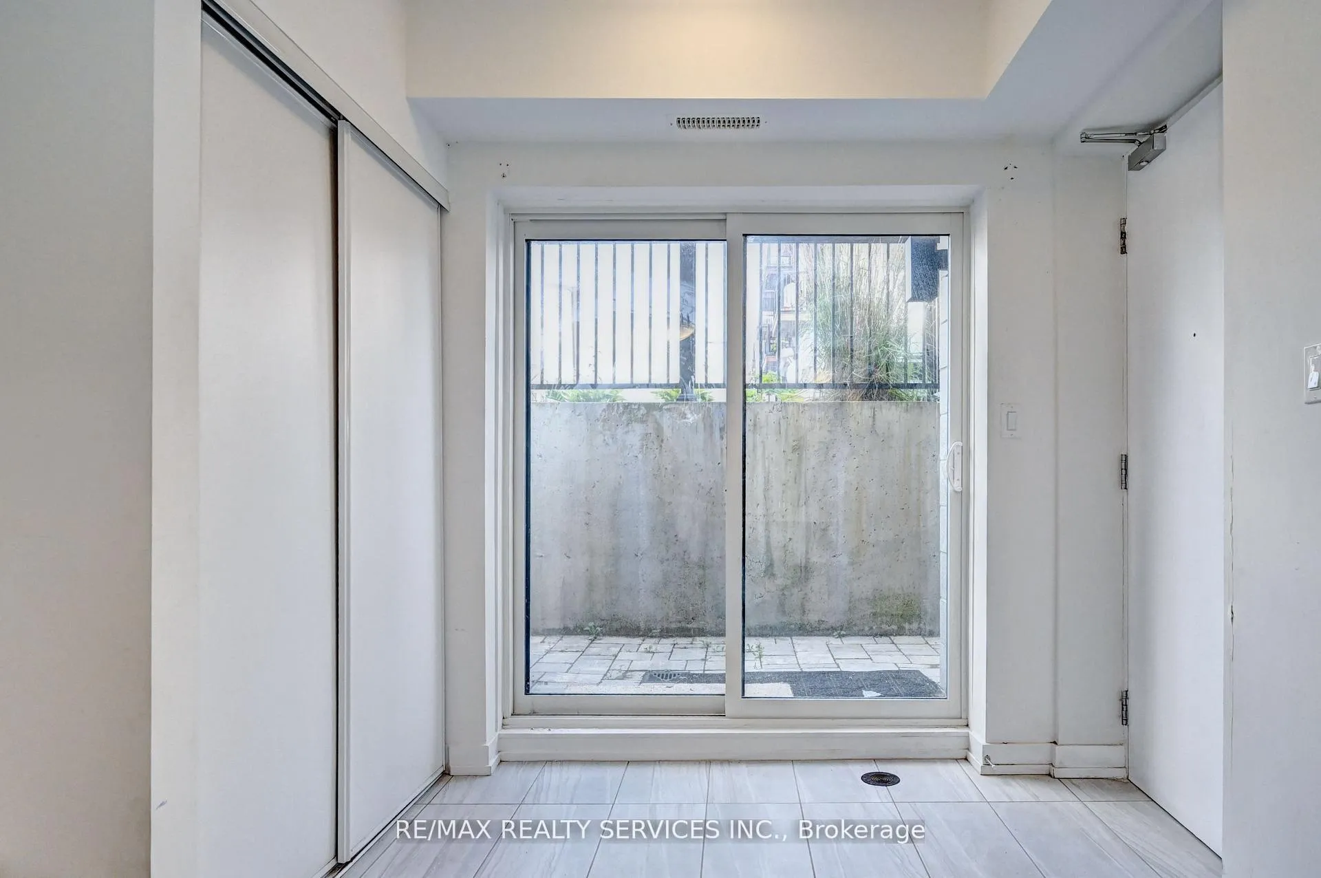 Photo 5 of Unit B9, 10 Palace Street, Kitchener — HOMEH