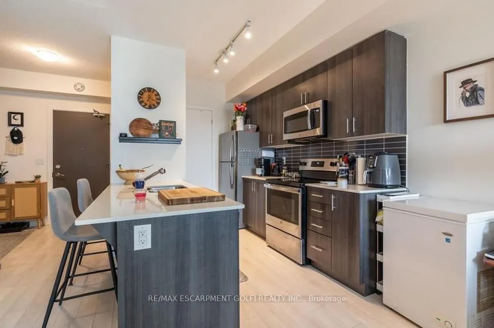 Photo 4 of Unit 404, 550 North Service Road, Grimsby, Grimsby Beach — HOMEH